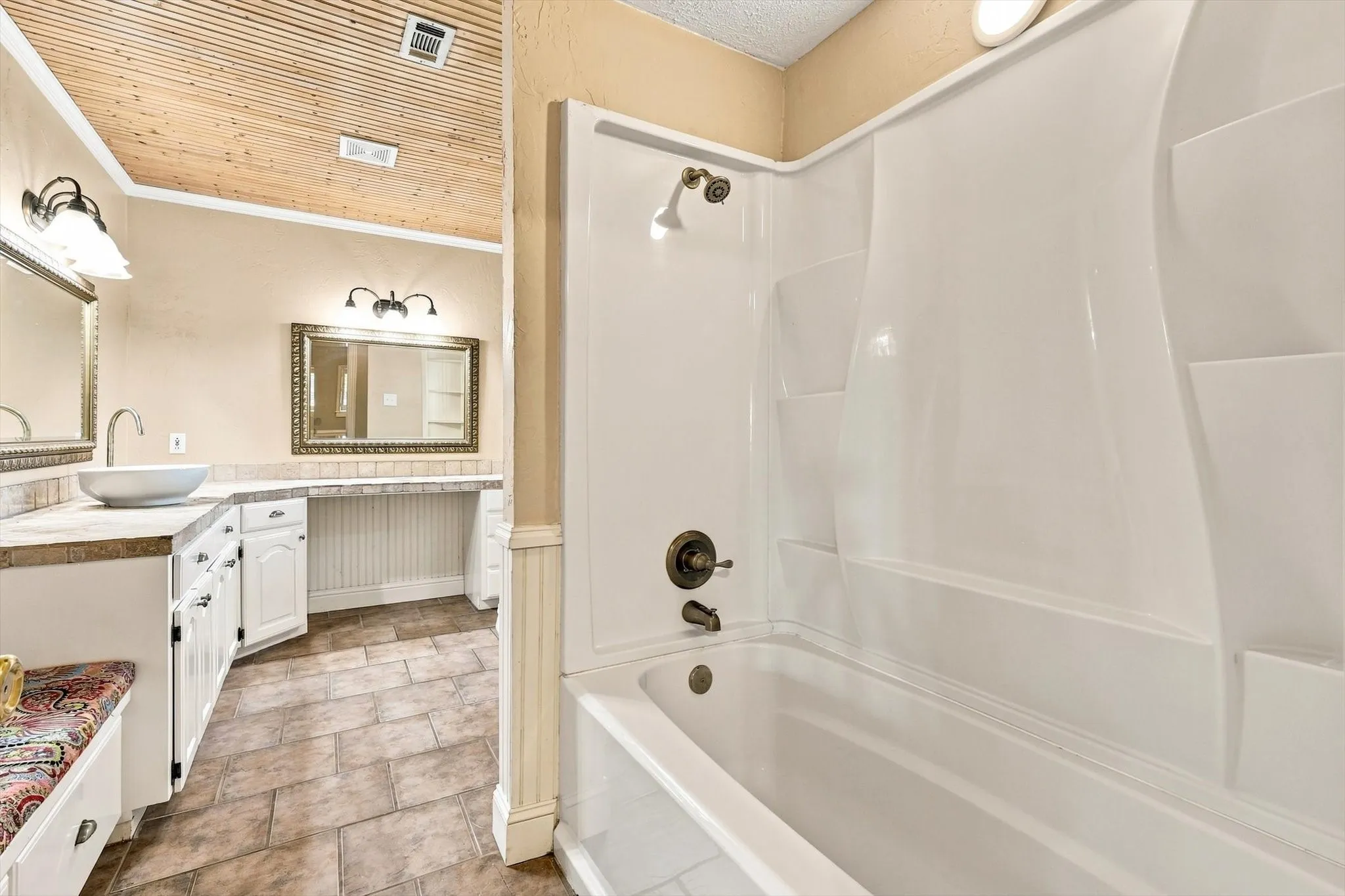 Single Family Residence For Sale in Tarrant County , 2857 Hurstview Drive, Hurst, Texas 76054, 4 Bedroom, 2 Bathroom, 2 Garage spaces, 2,392 Sqft, built in 1973, mls#21380533, Real Estate Agent in Hurst, Homes For Sale in Tarrant county, Homes For Sale in Hurst, Realtor in Hurst Texas, Real Estate Brokerage Independent Realty Texas, Luminita Cordes Realtor