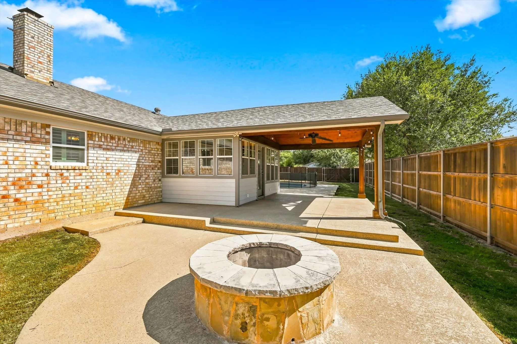 Single Family Residence For Sale in Tarrant County , 2857 Hurstview Drive, Hurst, Texas 76054, 4 Bedroom, 2 Bathroom, 2 Garage spaces, 2,392 Sqft, built in 1973, mls#21380533, Real Estate Agent in Hurst, Homes For Sale in Tarrant county, Homes For Sale in Hurst, Realtor in Hurst Texas, Real Estate Brokerage Independent Realty Texas, Luminita Cordes Realtor