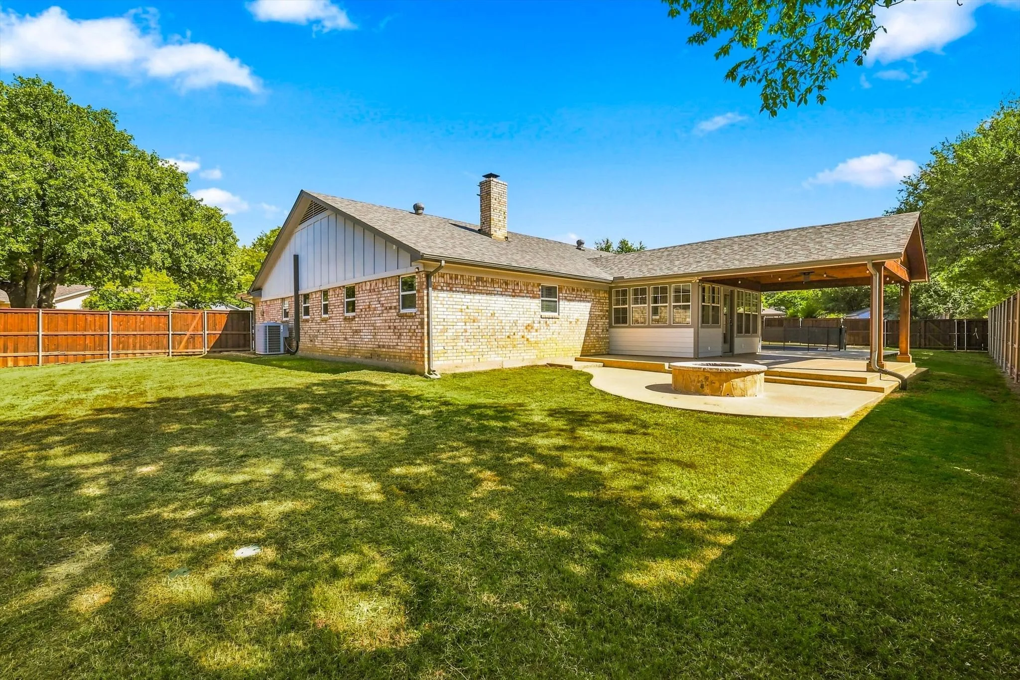 Single Family Residence For Sale in Tarrant County , 2857 Hurstview Drive, Hurst, Texas 76054, 4 Bedroom, 2 Bathroom, 2 Garage spaces, 2,392 Sqft, built in 1973, mls#21380533, Real Estate Agent in Hurst, Homes For Sale in Tarrant county, Homes For Sale in Hurst, Realtor in Hurst Texas, Real Estate Brokerage Independent Realty Texas, Luminita Cordes Realtor