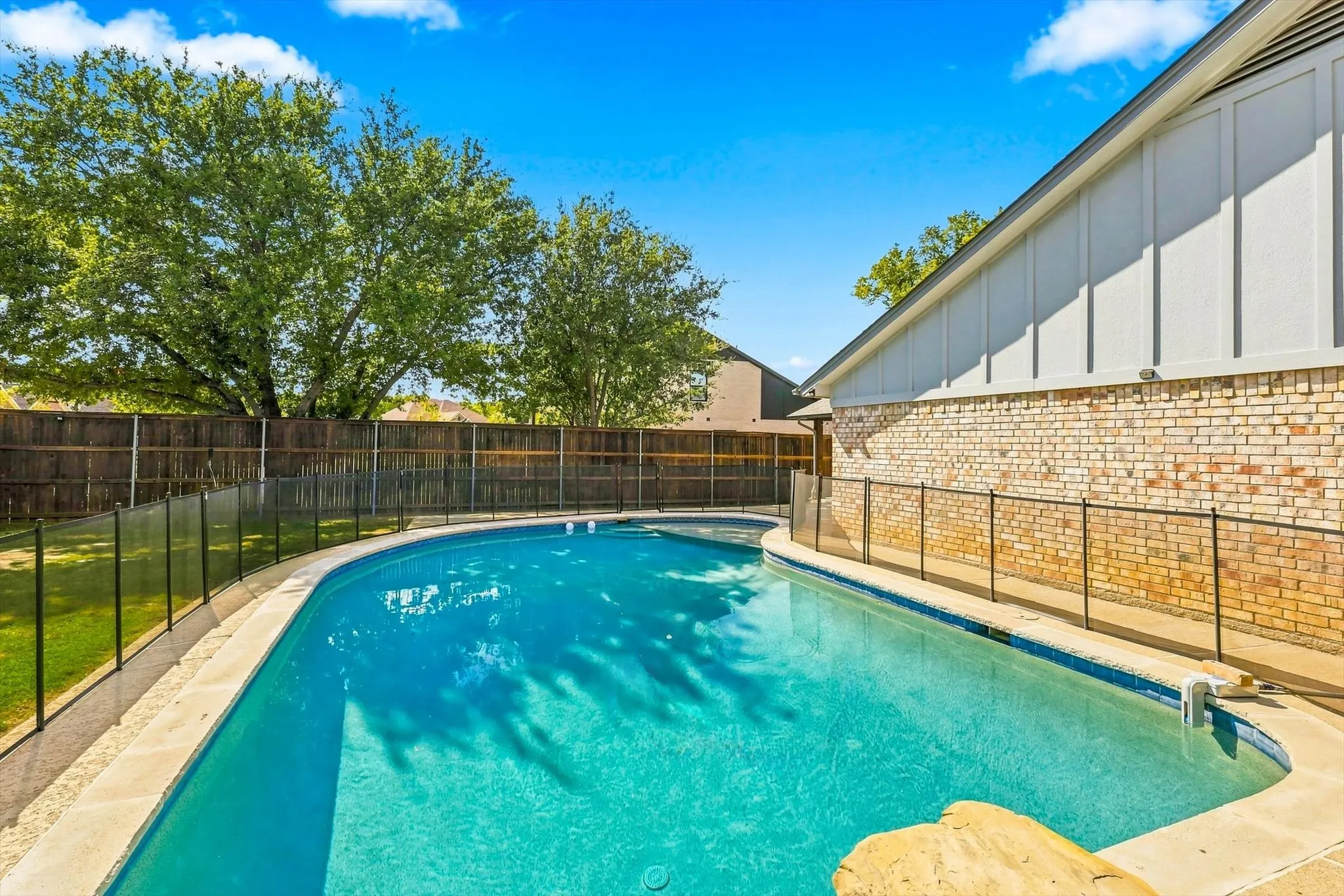 Single Family Residence For Sale in Tarrant County , 2857 Hurstview Drive, Hurst, Texas 76054, 4 Bedroom, 2 Bathroom, 2 Garage spaces, 2,392 Sqft, built in 1973, mls#21380533, Real Estate Agent in Hurst, Homes For Sale in Tarrant county, Homes For Sale in Hurst, Realtor in Hurst Texas, Real Estate Brokerage Independent Realty Texas, Luminita Cordes Realtor