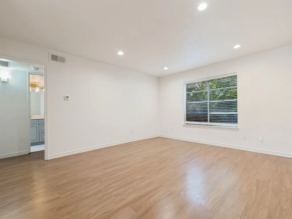 Condominium For Rent in Dallas County , 8083 Meadow Road 125, Dallas, Texas 75231, 2 Bedroom, 2 Bathroom, Garage spaces, 1,053 Sqft, built in 1969, mls#21379363, Real Estate Agent in Dallas, Homes For Rent in Dallas county, Homes For Rent in Dallas, Realtor in Dallas Texas, Real Estate Brokerage Independent Realty Texas, Luminita Cordes Realtor