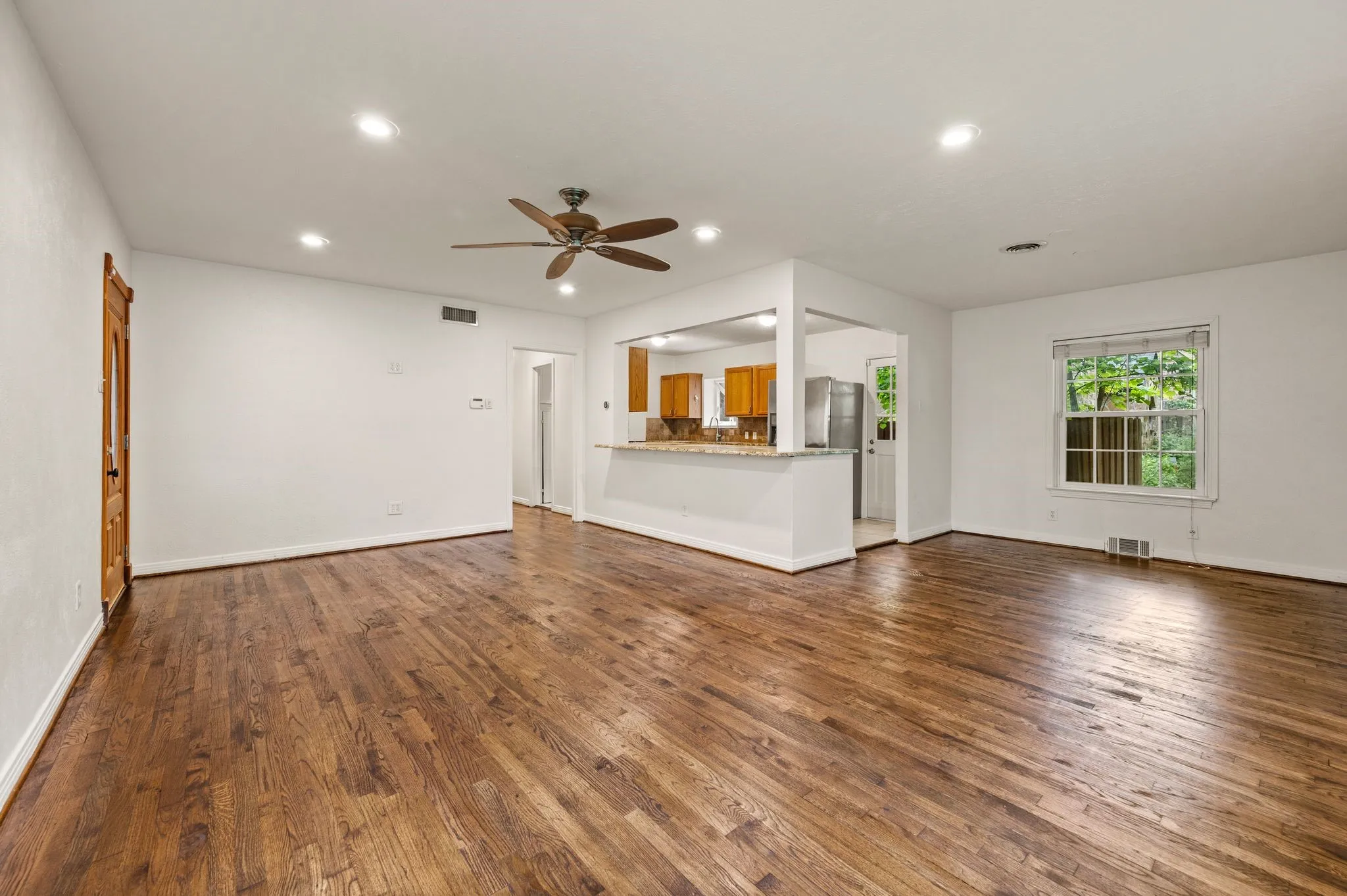 Single Family Residence For Sale in Dallas County , 6644 Fisher Road, Dallas, Texas 75214, 3 Bedroom, 2 Bathroom, 1 Garage spaces, 1,328 Sqft, built in 1955, mls#21380632, Real Estate Agent in Dallas, Homes For Sale in Dallas county, Homes For Sale in Dallas, Realtor in Dallas Texas, Real Estate Brokerage Independent Realty Texas, Luminita Cordes Realtor