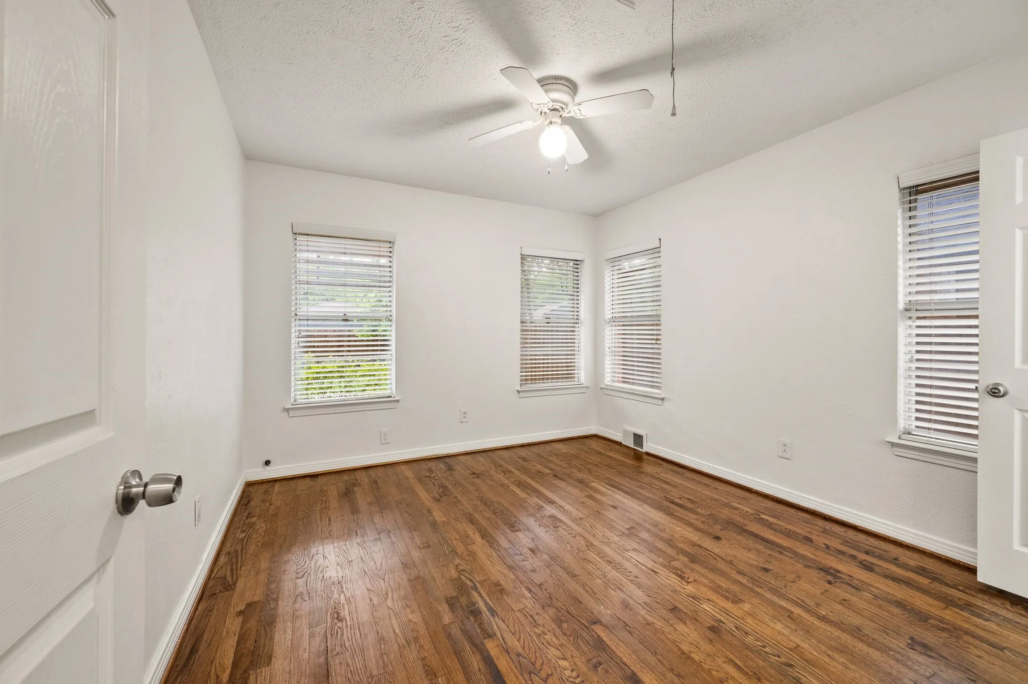 Single Family Residence For Sale in Dallas County , 6644 Fisher Road, Dallas, Texas 75214, 3 Bedroom, 2 Bathroom, 1 Garage spaces, 1,328 Sqft, built in 1955, mls#21380632, Real Estate Agent in Dallas, Homes For Sale in Dallas county, Homes For Sale in Dallas, Realtor in Dallas Texas, Real Estate Brokerage Independent Realty Texas, Luminita Cordes Realtor