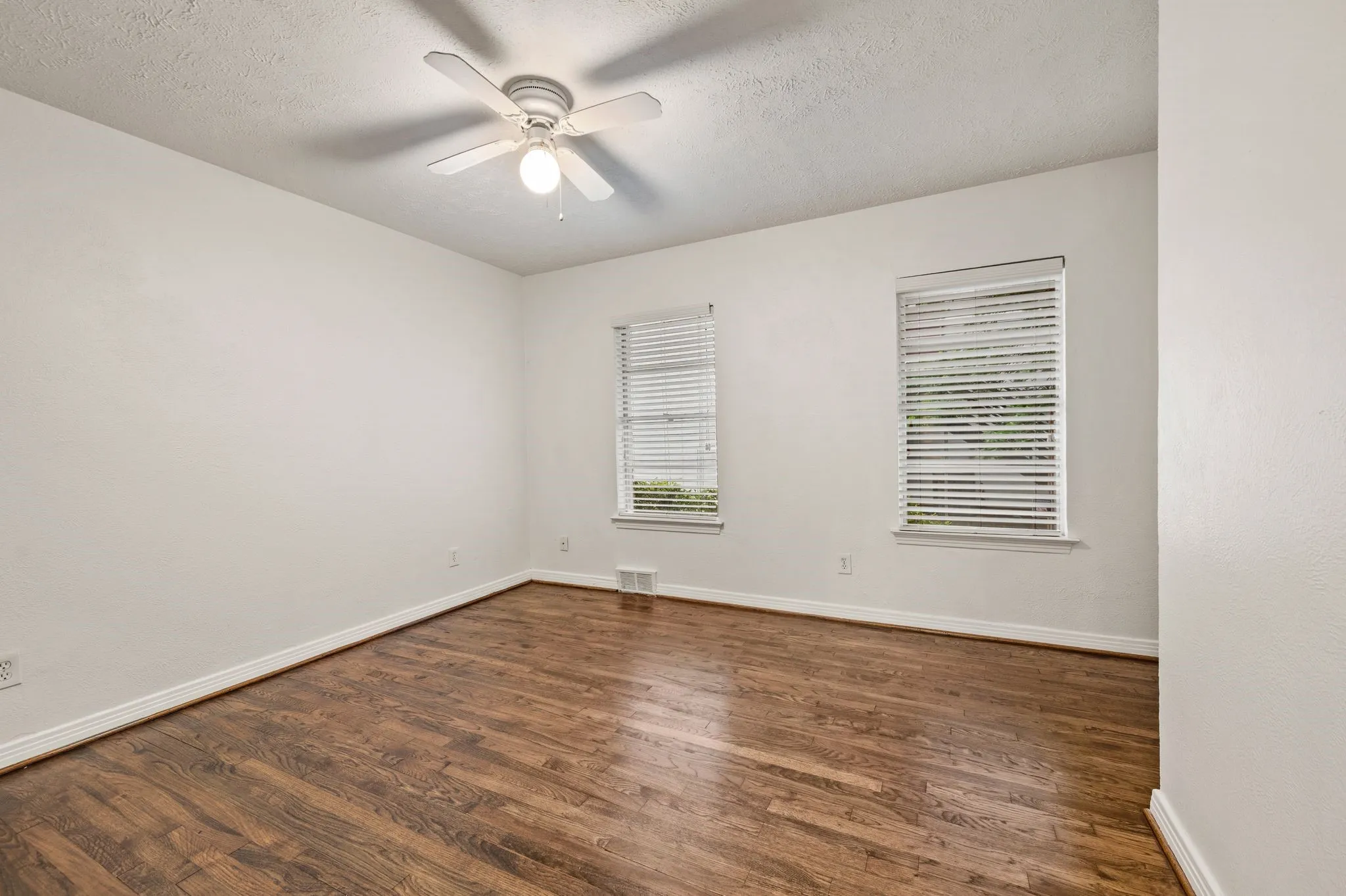 Single Family Residence For Sale in Dallas County , 6644 Fisher Road, Dallas, Texas 75214, 3 Bedroom, 2 Bathroom, 1 Garage spaces, 1,328 Sqft, built in 1955, mls#21380632, Real Estate Agent in Dallas, Homes For Sale in Dallas county, Homes For Sale in Dallas, Realtor in Dallas Texas, Real Estate Brokerage Independent Realty Texas, Luminita Cordes Realtor