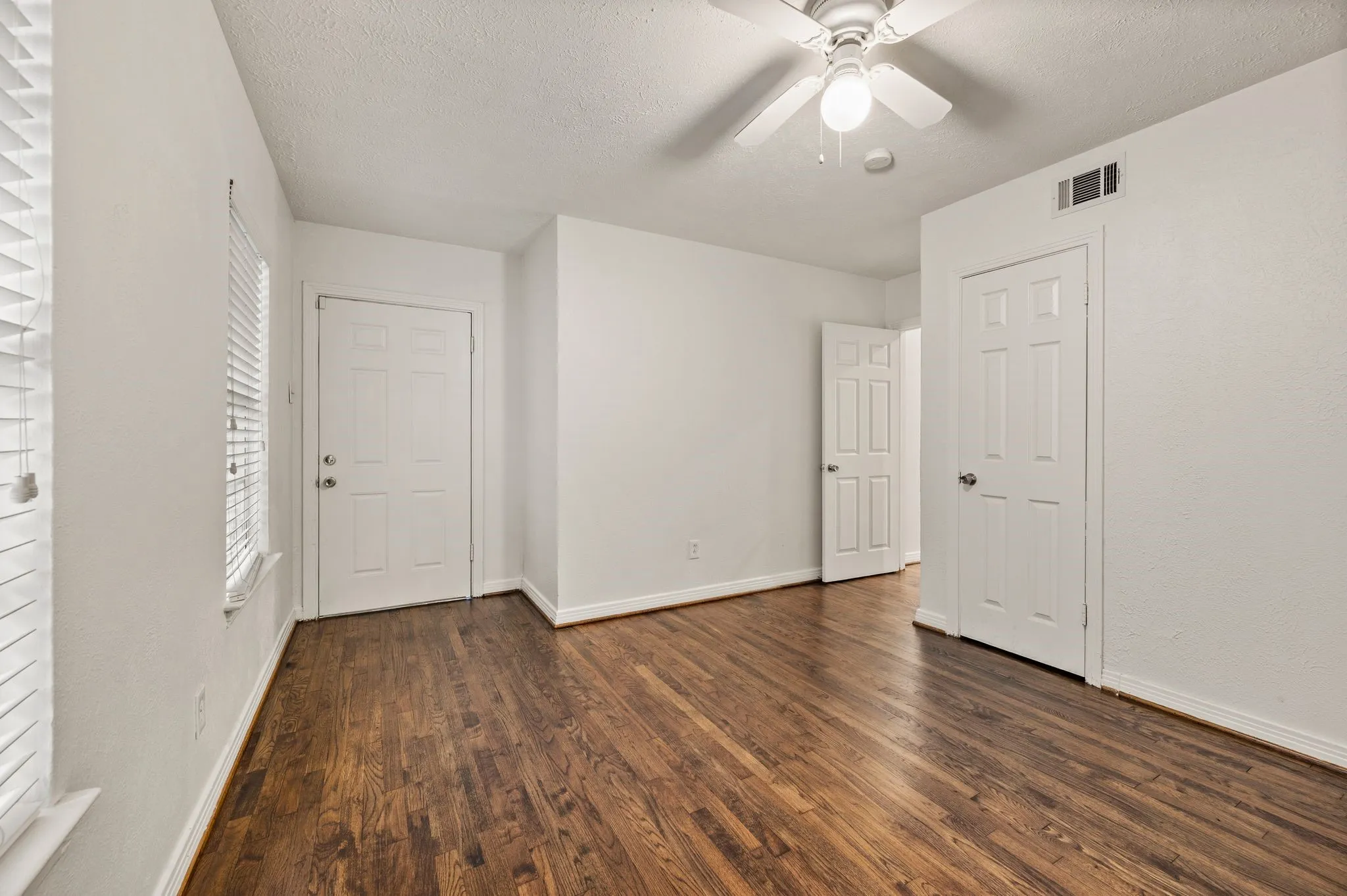 Single Family Residence For Sale in Dallas County , 6644 Fisher Road, Dallas, Texas 75214, 3 Bedroom, 2 Bathroom, 1 Garage spaces, 1,328 Sqft, built in 1955, mls#21380632, Real Estate Agent in Dallas, Homes For Sale in Dallas county, Homes For Sale in Dallas, Realtor in Dallas Texas, Real Estate Brokerage Independent Realty Texas, Luminita Cordes Realtor