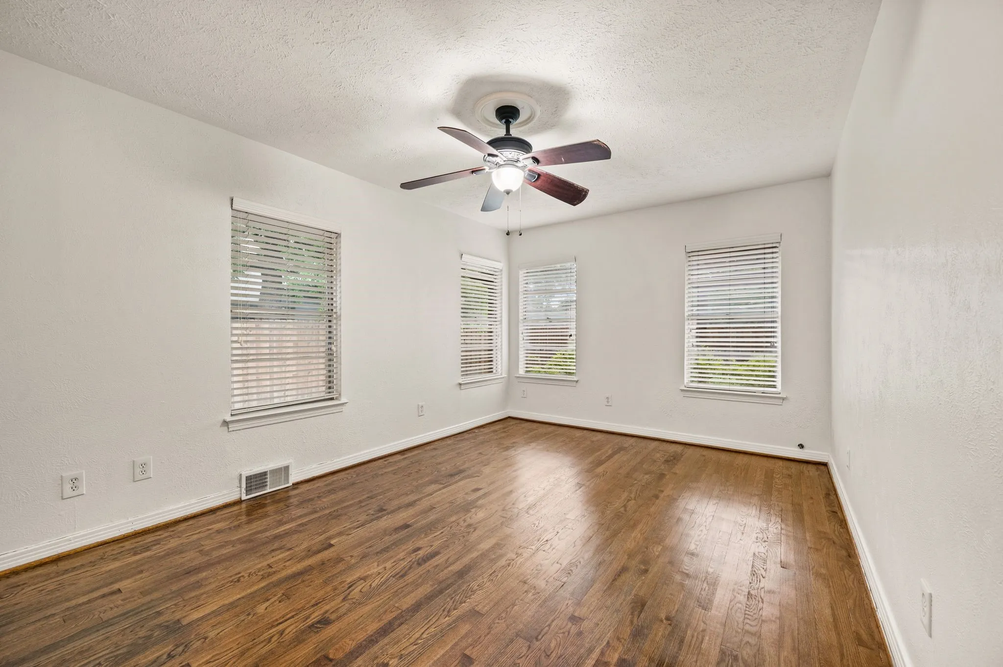 Single Family Residence For Sale in Dallas County , 6644 Fisher Road, Dallas, Texas 75214, 3 Bedroom, 2 Bathroom, 1 Garage spaces, 1,328 Sqft, built in 1955, mls#21380632, Real Estate Agent in Dallas, Homes For Sale in Dallas county, Homes For Sale in Dallas, Realtor in Dallas Texas, Real Estate Brokerage Independent Realty Texas, Luminita Cordes Realtor