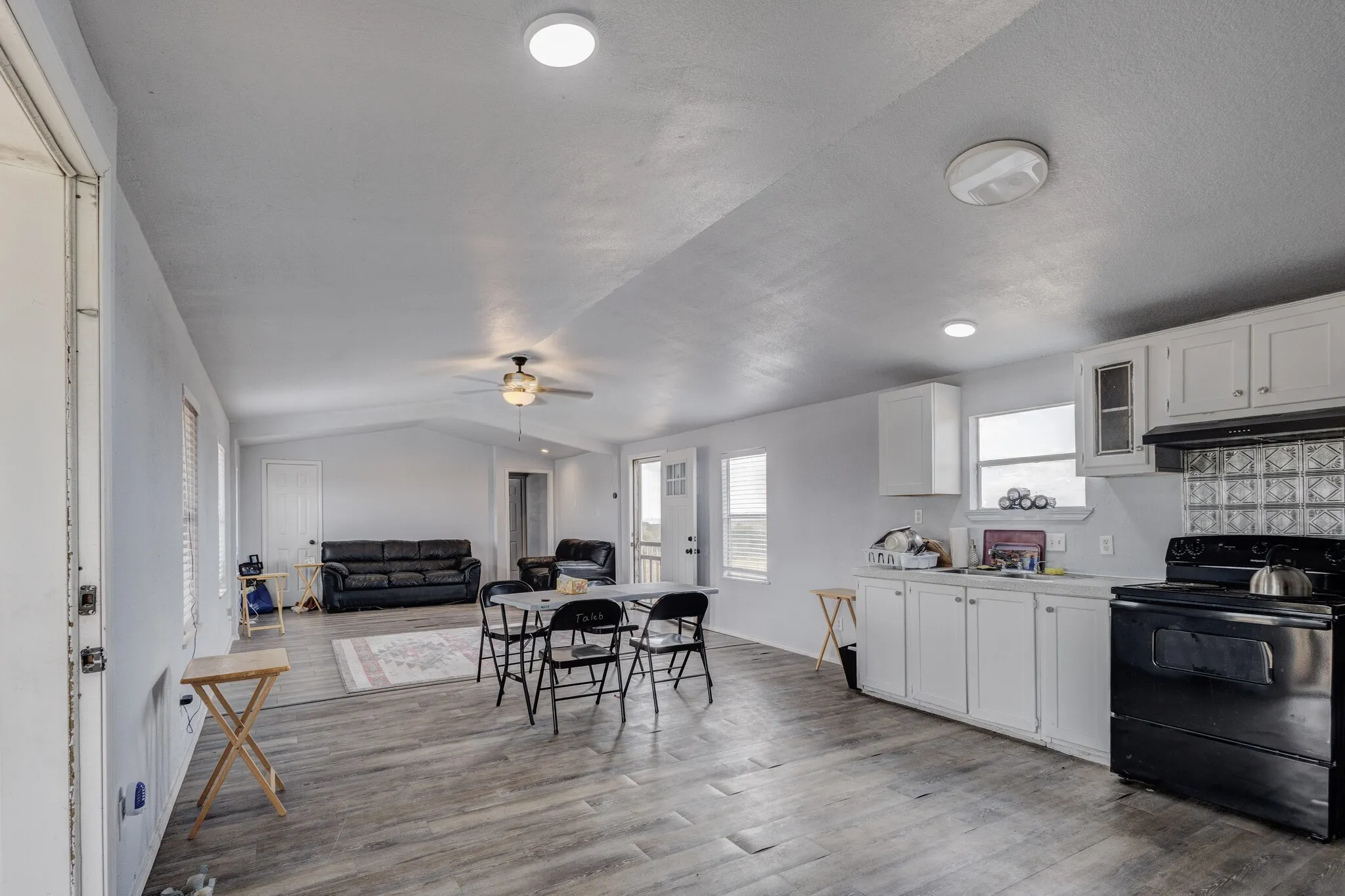 Manufactured Home For Sale in Hill County , 131 Clover Court, Hubbard, Texas 76648, 2 Bedroom, 2 Bathroom, Garage spaces, 1,216 Sqft, built in 1999, mls#21367152, Real Estate Agent in Hubbard, Homes For Sale in Hill county, Homes For Sale in Hubbard, Realtor in Hubbard Texas, Real Estate Brokerage Independent Realty Texas, Luminita Cordes Realtor