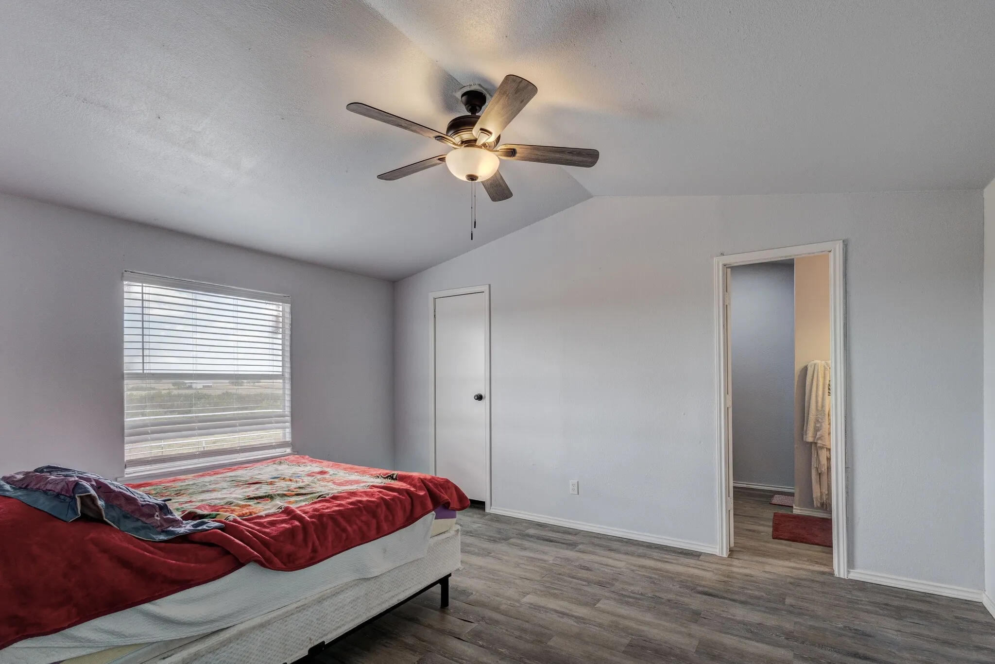 Manufactured Home For Sale in Hill County , 131 Clover Court, Hubbard, Texas 76648, 2 Bedroom, 2 Bathroom, Garage spaces, 1,216 Sqft, built in 1999, mls#21367152, Real Estate Agent in Hubbard, Homes For Sale in Hill county, Homes For Sale in Hubbard, Realtor in Hubbard Texas, Real Estate Brokerage Independent Realty Texas, Luminita Cordes Realtor