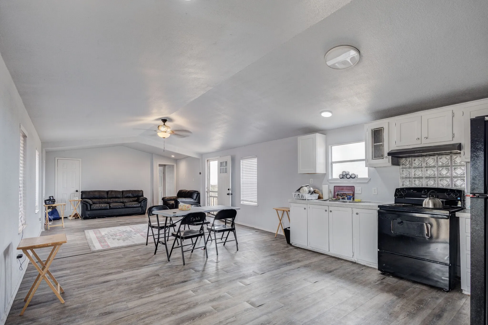 Manufactured Home For Sale in Hill County , 131 Clover Court, Hubbard, Texas 76648, 2 Bedroom, 2 Bathroom, Garage spaces, 1,216 Sqft, built in 1999, mls#21367152, Real Estate Agent in Hubbard, Homes For Sale in Hill county, Homes For Sale in Hubbard, Realtor in Hubbard Texas, Real Estate Brokerage Independent Realty Texas, Luminita Cordes Realtor
