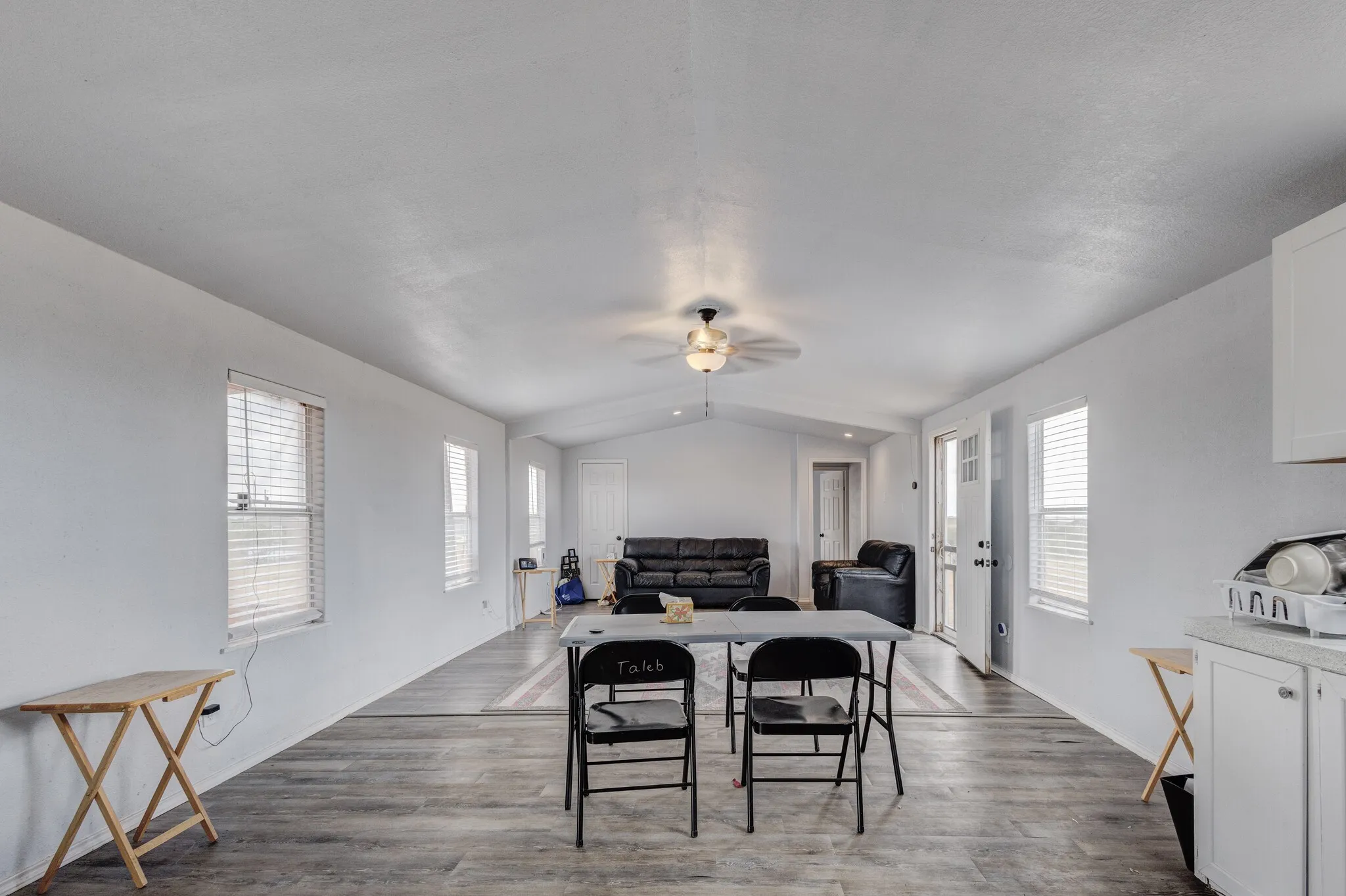 Manufactured Home For Sale in Hill County , 131 Clover Court, Hubbard, Texas 76648, 2 Bedroom, 2 Bathroom, Garage spaces, 1,216 Sqft, built in 1999, mls#21367152, Real Estate Agent in Hubbard, Homes For Sale in Hill county, Homes For Sale in Hubbard, Realtor in Hubbard Texas, Real Estate Brokerage Independent Realty Texas, Luminita Cordes Realtor