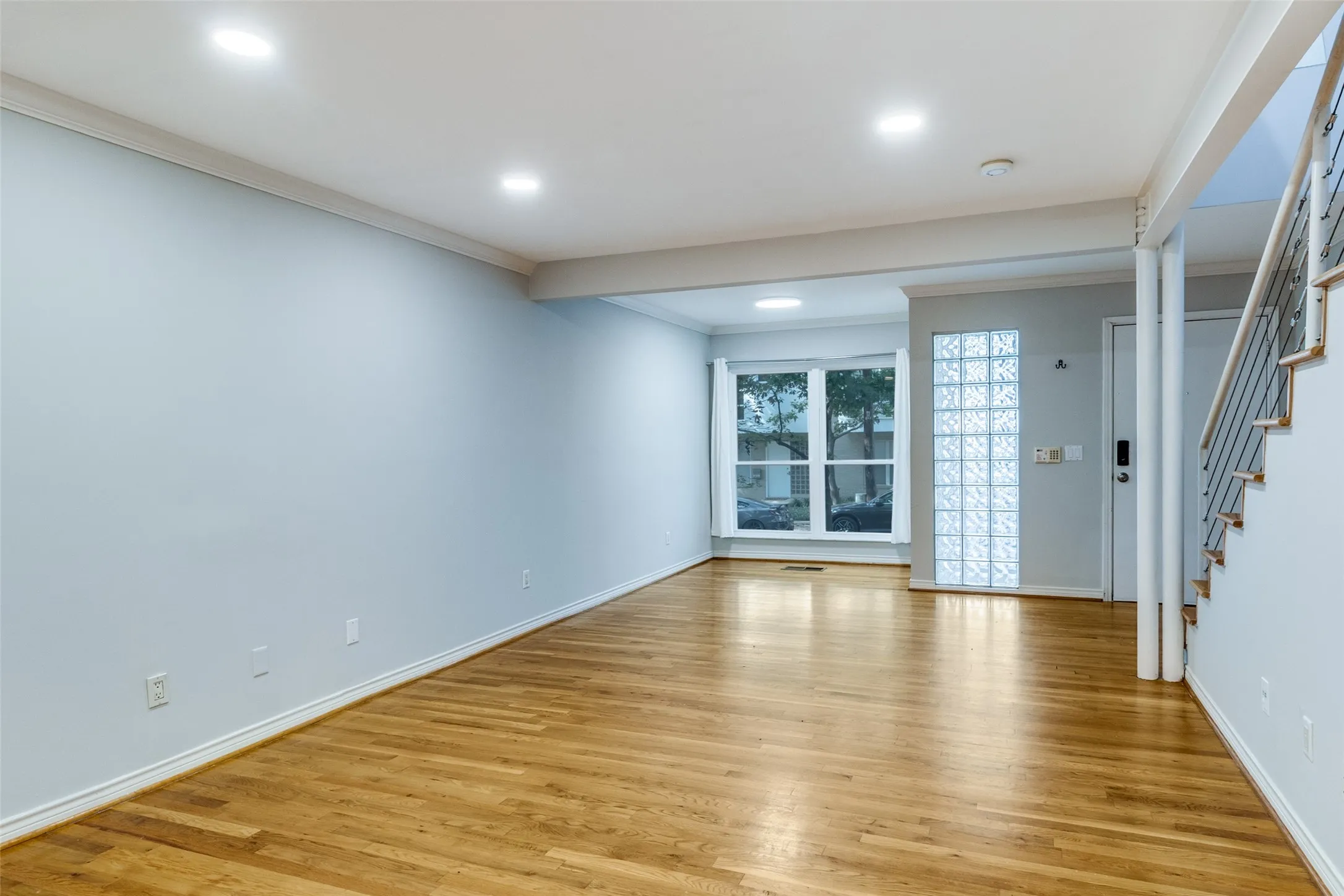 Condominium For Sale in Dallas County , 4122 Travis Street 13, Dallas, Texas 75204, 1 Bedroom, 2 Bathroom, Garage spaces, 1,087 Sqft, built in 1997, mls#21380588, Real Estate Agent in Dallas, Homes For Sale in Dallas county, Homes For Sale in Dallas, Realtor in Dallas Texas, Real Estate Brokerage Independent Realty Texas, Luminita Cordes Realtor