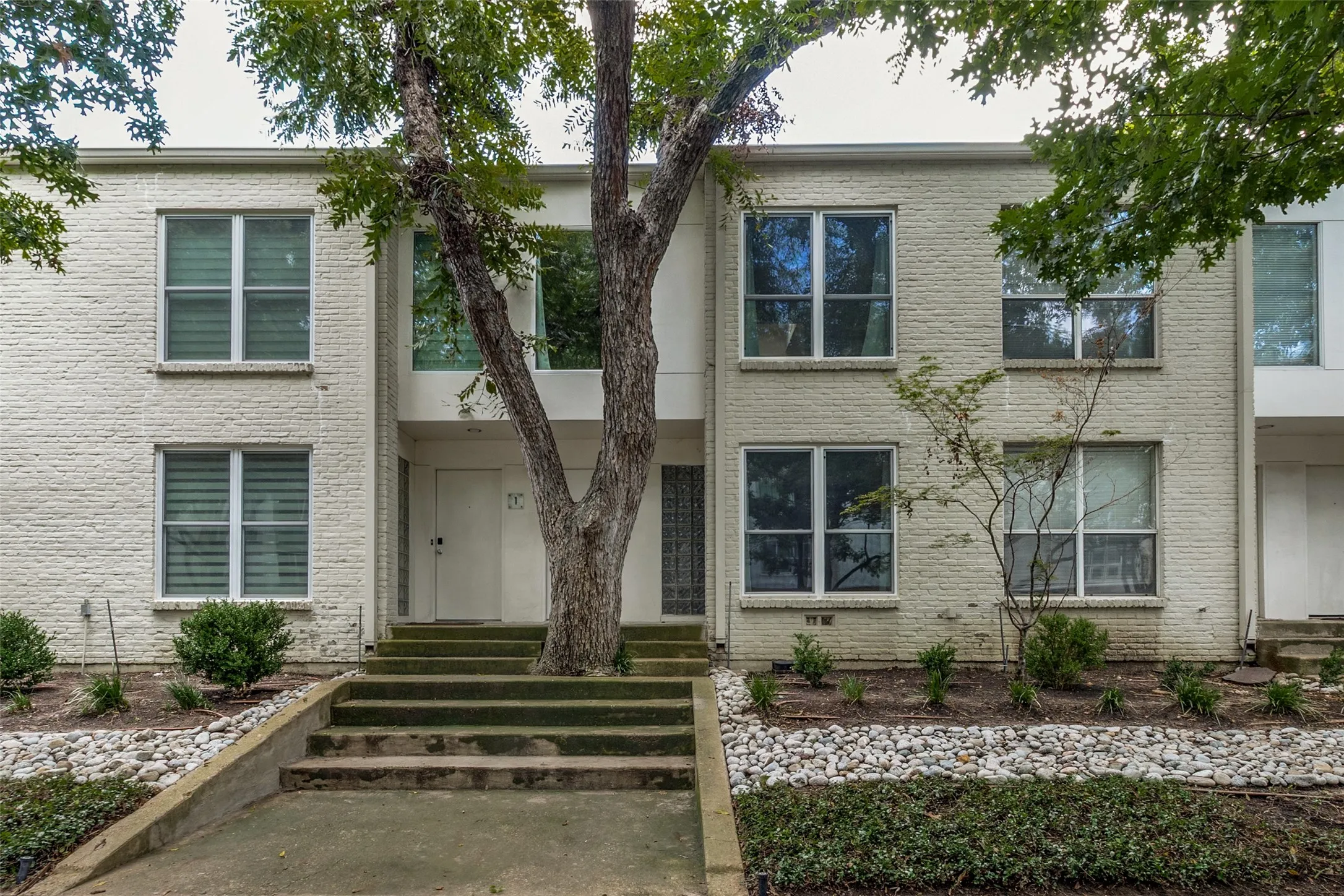 Condominium For Sale in Dallas County , 4122 Travis Street 13, Dallas, Texas 75204, 1 Bedroom, 2 Bathroom, Garage spaces, 1,087 Sqft, built in 1997, mls#21380588, Real Estate Agent in Dallas, Homes For Sale in Dallas county, Homes For Sale in Dallas, Realtor in Dallas Texas, Real Estate Brokerage Independent Realty Texas, Luminita Cordes Realtor