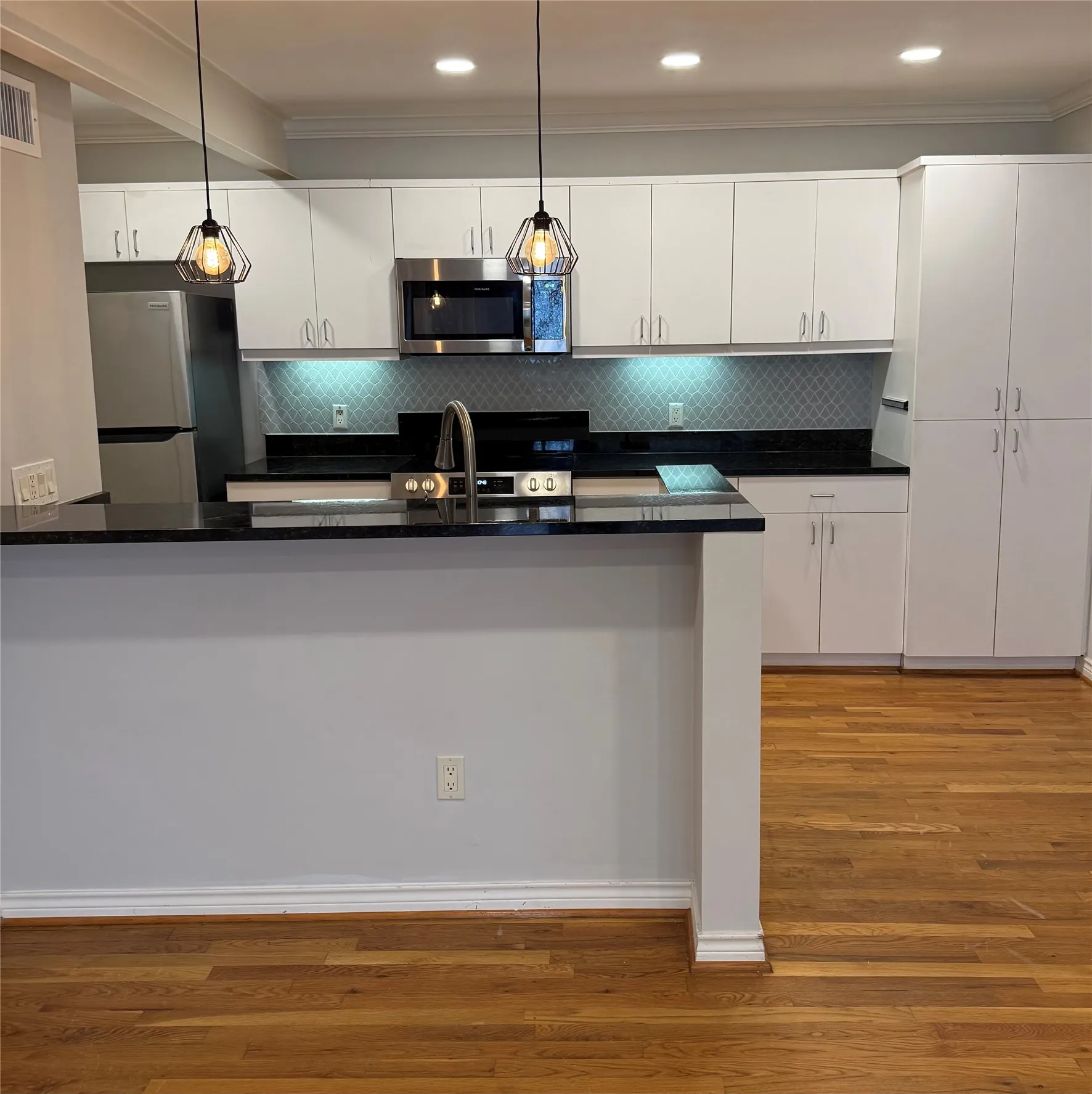 Condominium For Sale in Dallas County , 4122 Travis Street 13, Dallas, Texas 75204, 1 Bedroom, 2 Bathroom, Garage spaces, 1,087 Sqft, built in 1997, mls#21380588, Real Estate Agent in Dallas, Homes For Sale in Dallas county, Homes For Sale in Dallas, Realtor in Dallas Texas, Real Estate Brokerage Independent Realty Texas, Luminita Cordes Realtor
