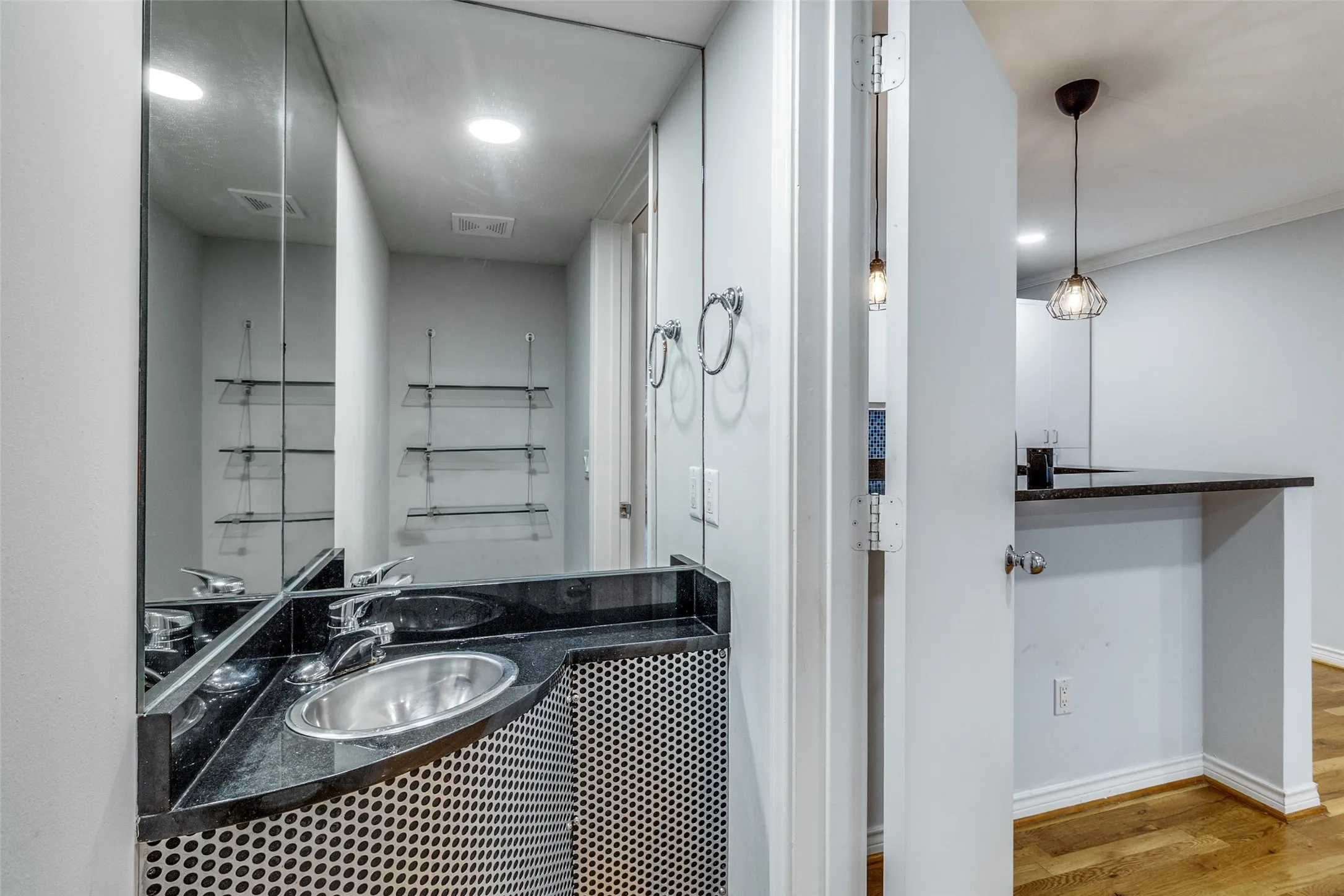 Condominium For Sale in Dallas County , 4122 Travis Street 13, Dallas, Texas 75204, 1 Bedroom, 2 Bathroom, Garage spaces, 1,087 Sqft, built in 1997, mls#21380588, Real Estate Agent in Dallas, Homes For Sale in Dallas county, Homes For Sale in Dallas, Realtor in Dallas Texas, Real Estate Brokerage Independent Realty Texas, Luminita Cordes Realtor