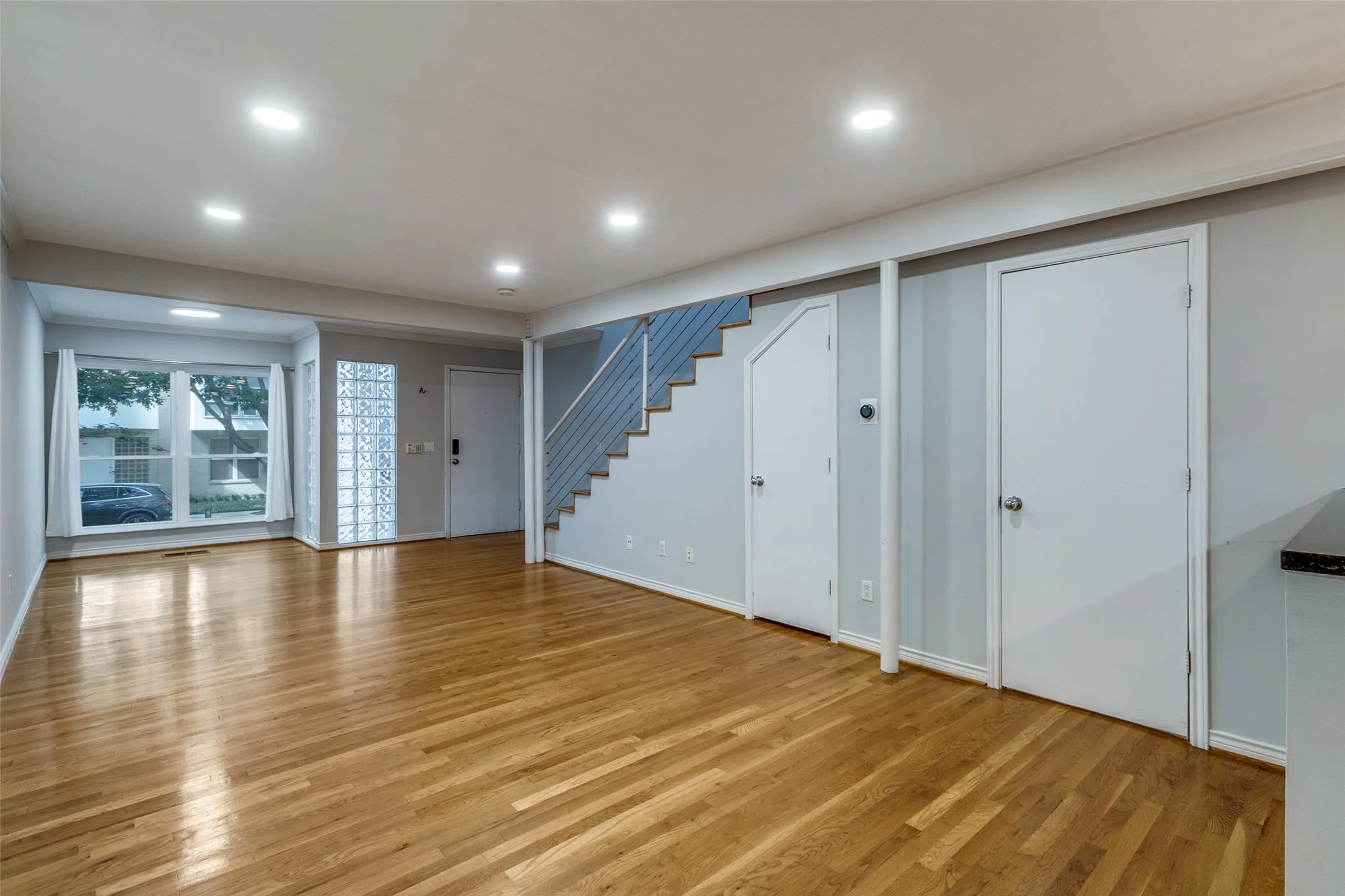 Condominium For Sale in Dallas County , 4122 Travis Street 13, Dallas, Texas 75204, 1 Bedroom, 2 Bathroom, Garage spaces, 1,087 Sqft, built in 1997, mls#21380588, Real Estate Agent in Dallas, Homes For Sale in Dallas county, Homes For Sale in Dallas, Realtor in Dallas Texas, Real Estate Brokerage Independent Realty Texas, Luminita Cordes Realtor