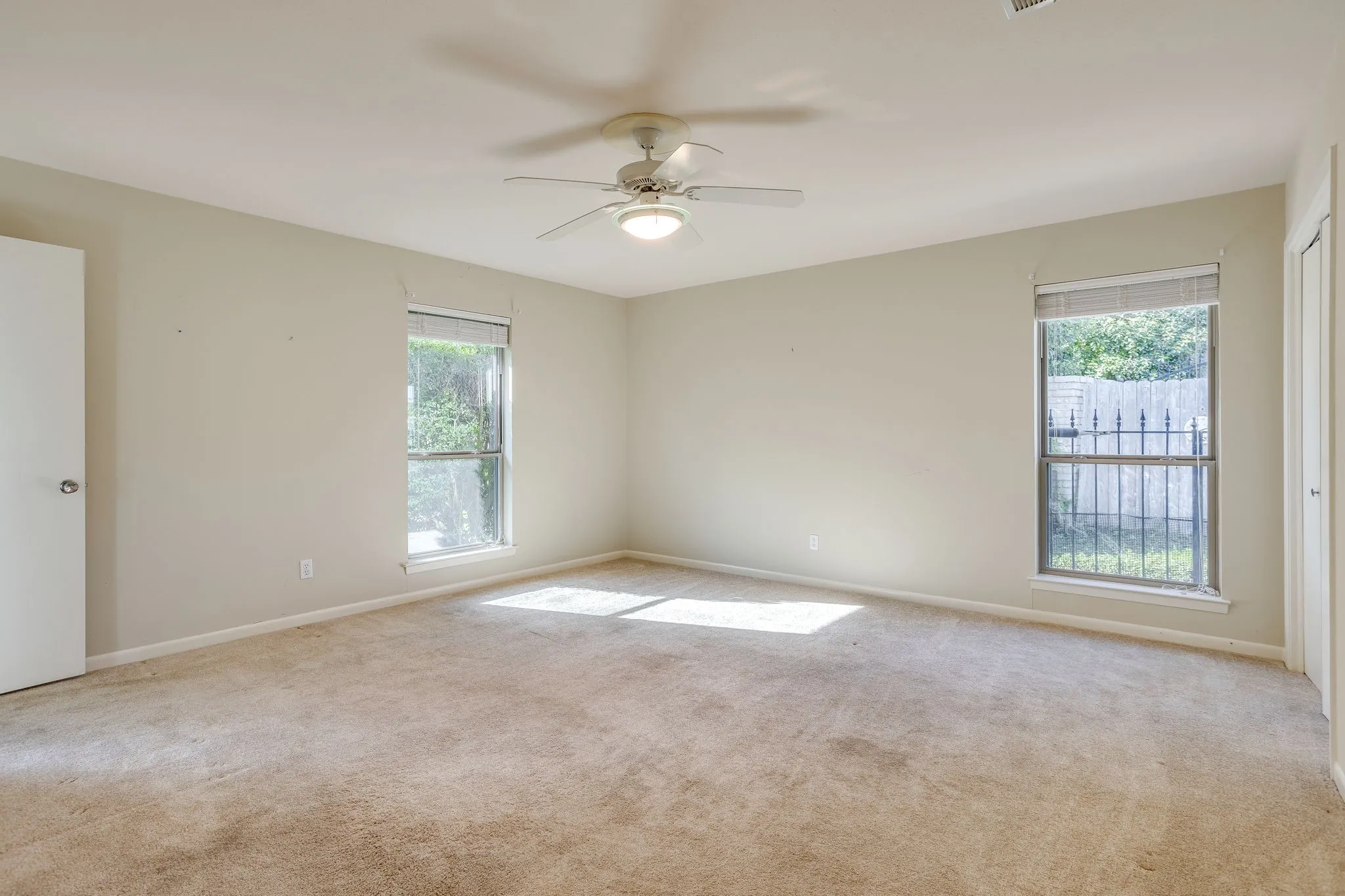 Single Family Residence For Sale in Tarrant County , 28 Bounty Road W, Benbrook, Texas 76132, 4 Bedroom, 4 Bathroom, 2 Garage spaces, 2,645 Sqft, built in 1970, mls#21380565, Real Estate Agent in Benbrook, Homes For Sale in Tarrant county, Homes For Sale in Benbrook, Realtor in Benbrook Texas, Real Estate Brokerage Independent Realty Texas, Luminita Cordes Realtor