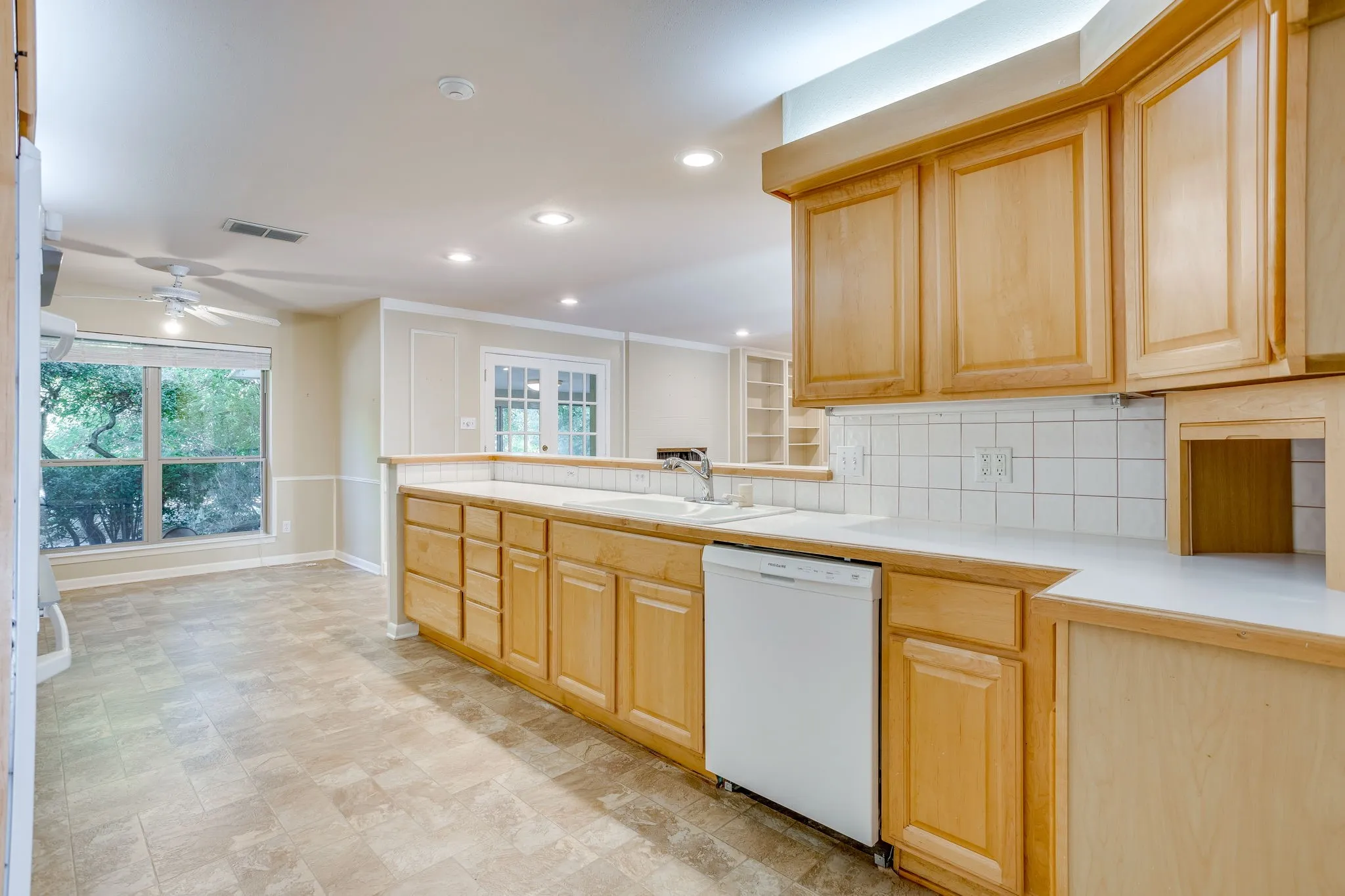 Single Family Residence For Sale in Tarrant County , 28 Bounty Road W, Benbrook, Texas 76132, 4 Bedroom, 4 Bathroom, 2 Garage spaces, 2,645 Sqft, built in 1970, mls#21380565, Real Estate Agent in Benbrook, Homes For Sale in Tarrant county, Homes For Sale in Benbrook, Realtor in Benbrook Texas, Real Estate Brokerage Independent Realty Texas, Luminita Cordes Realtor