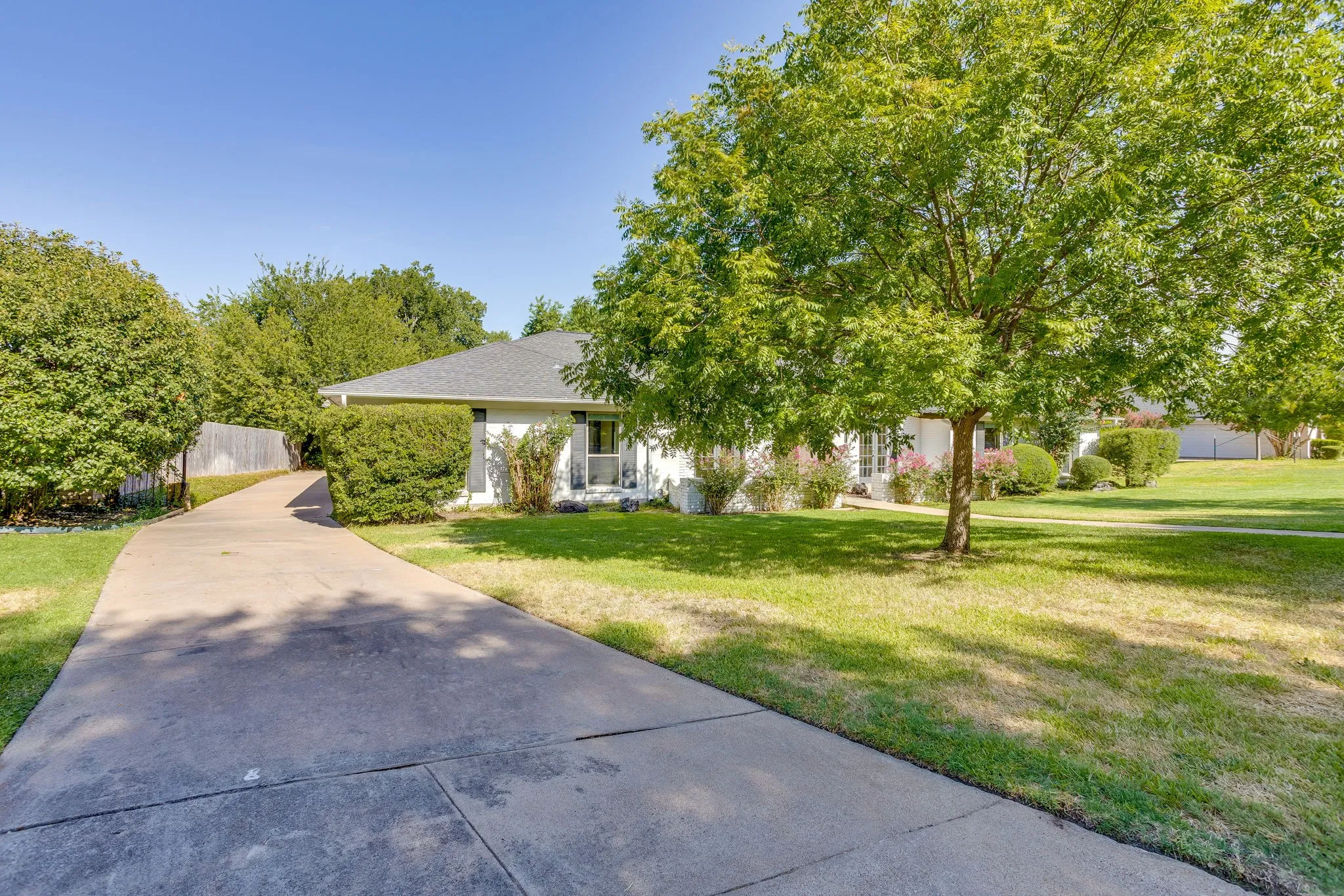 Single Family Residence For Sale in Tarrant County , 28 Bounty Road W, Benbrook, Texas 76132, 4 Bedroom, 4 Bathroom, 2 Garage spaces, 2,645 Sqft, built in 1970, mls#21380565, Real Estate Agent in Benbrook, Homes For Sale in Tarrant county, Homes For Sale in Benbrook, Realtor in Benbrook Texas, Real Estate Brokerage Independent Realty Texas, Luminita Cordes Realtor
