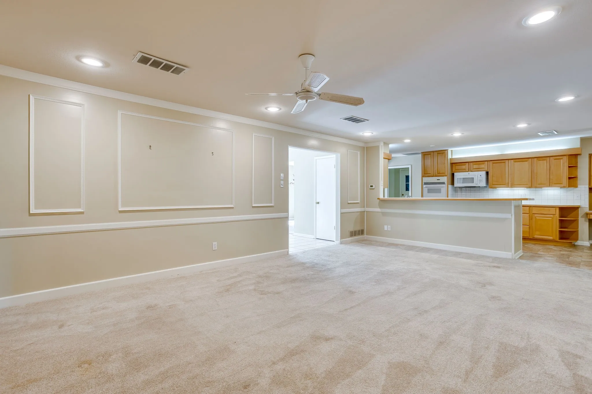 Single Family Residence For Sale in Tarrant County , 28 Bounty Road W, Benbrook, Texas 76132, 4 Bedroom, 4 Bathroom, 2 Garage spaces, 2,645 Sqft, built in 1970, mls#21380565, Real Estate Agent in Benbrook, Homes For Sale in Tarrant county, Homes For Sale in Benbrook, Realtor in Benbrook Texas, Real Estate Brokerage Independent Realty Texas, Luminita Cordes Realtor