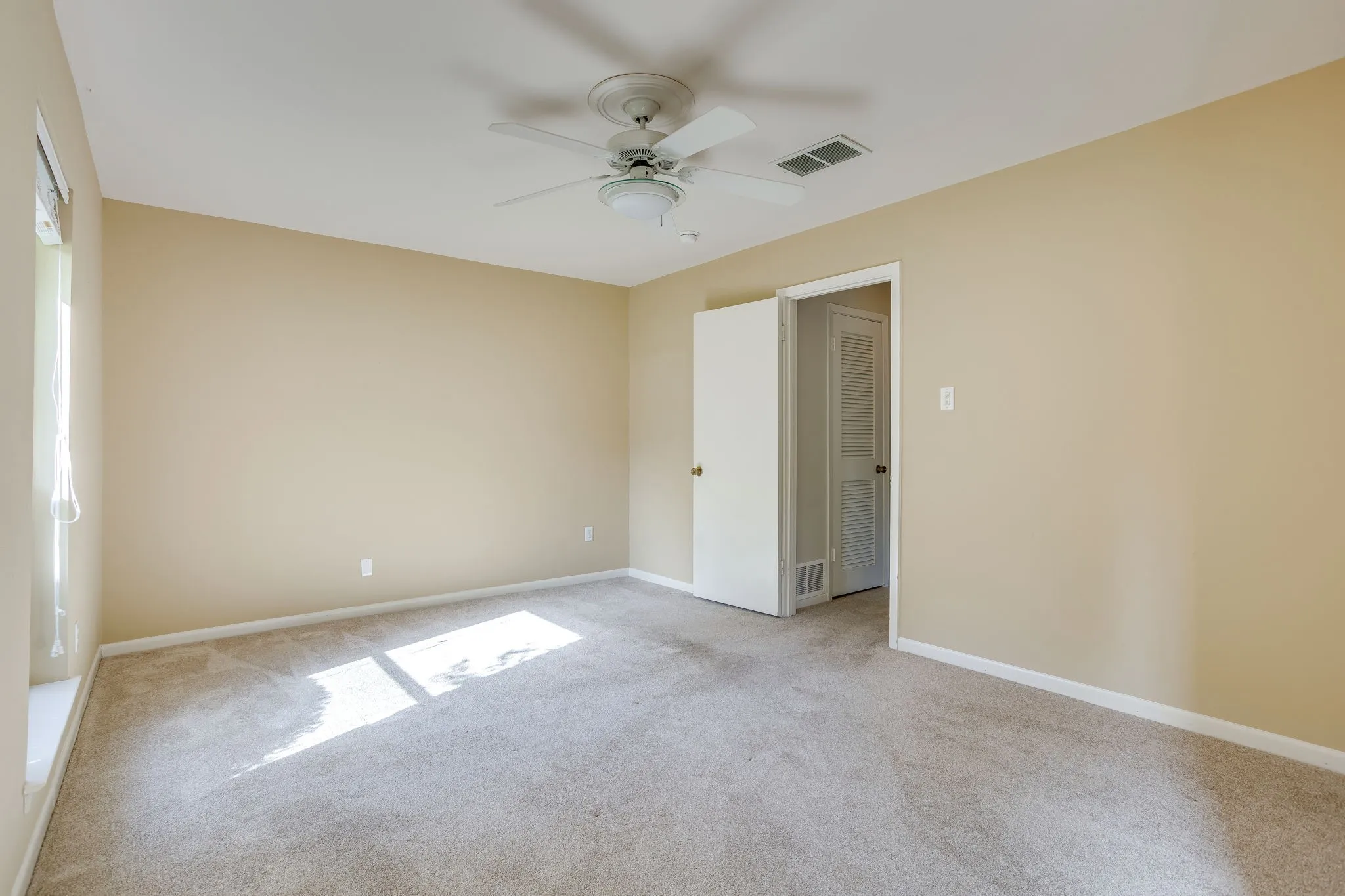 Single Family Residence For Sale in Tarrant County , 28 Bounty Road W, Benbrook, Texas 76132, 4 Bedroom, 4 Bathroom, 2 Garage spaces, 2,645 Sqft, built in 1970, mls#21380565, Real Estate Agent in Benbrook, Homes For Sale in Tarrant county, Homes For Sale in Benbrook, Realtor in Benbrook Texas, Real Estate Brokerage Independent Realty Texas, Luminita Cordes Realtor