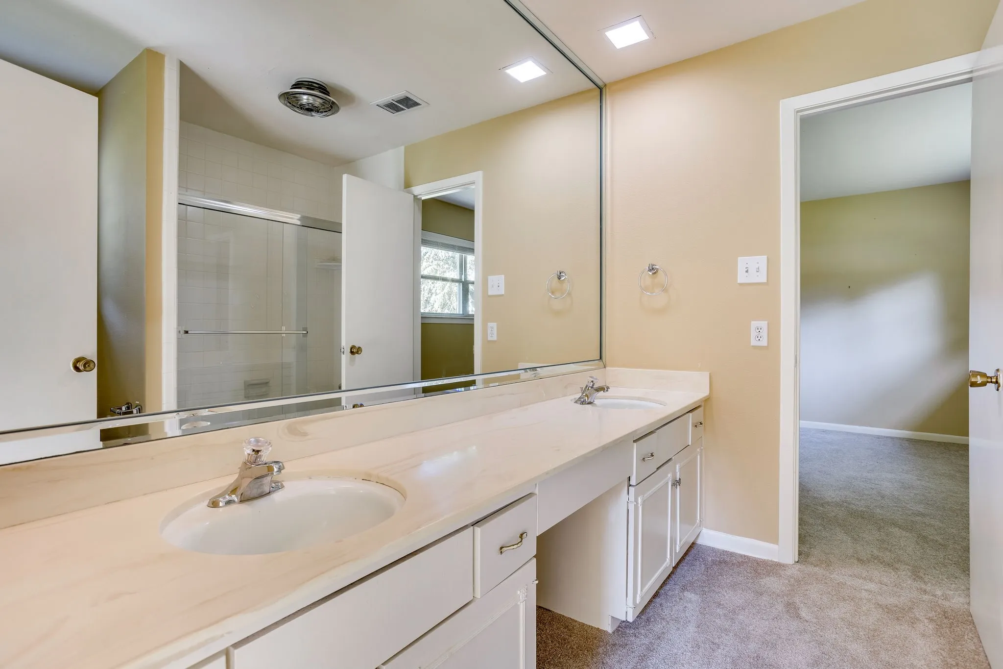 Single Family Residence For Sale in Tarrant County , 28 Bounty Road W, Benbrook, Texas 76132, 4 Bedroom, 4 Bathroom, 2 Garage spaces, 2,645 Sqft, built in 1970, mls#21380565, Real Estate Agent in Benbrook, Homes For Sale in Tarrant county, Homes For Sale in Benbrook, Realtor in Benbrook Texas, Real Estate Brokerage Independent Realty Texas, Luminita Cordes Realtor
