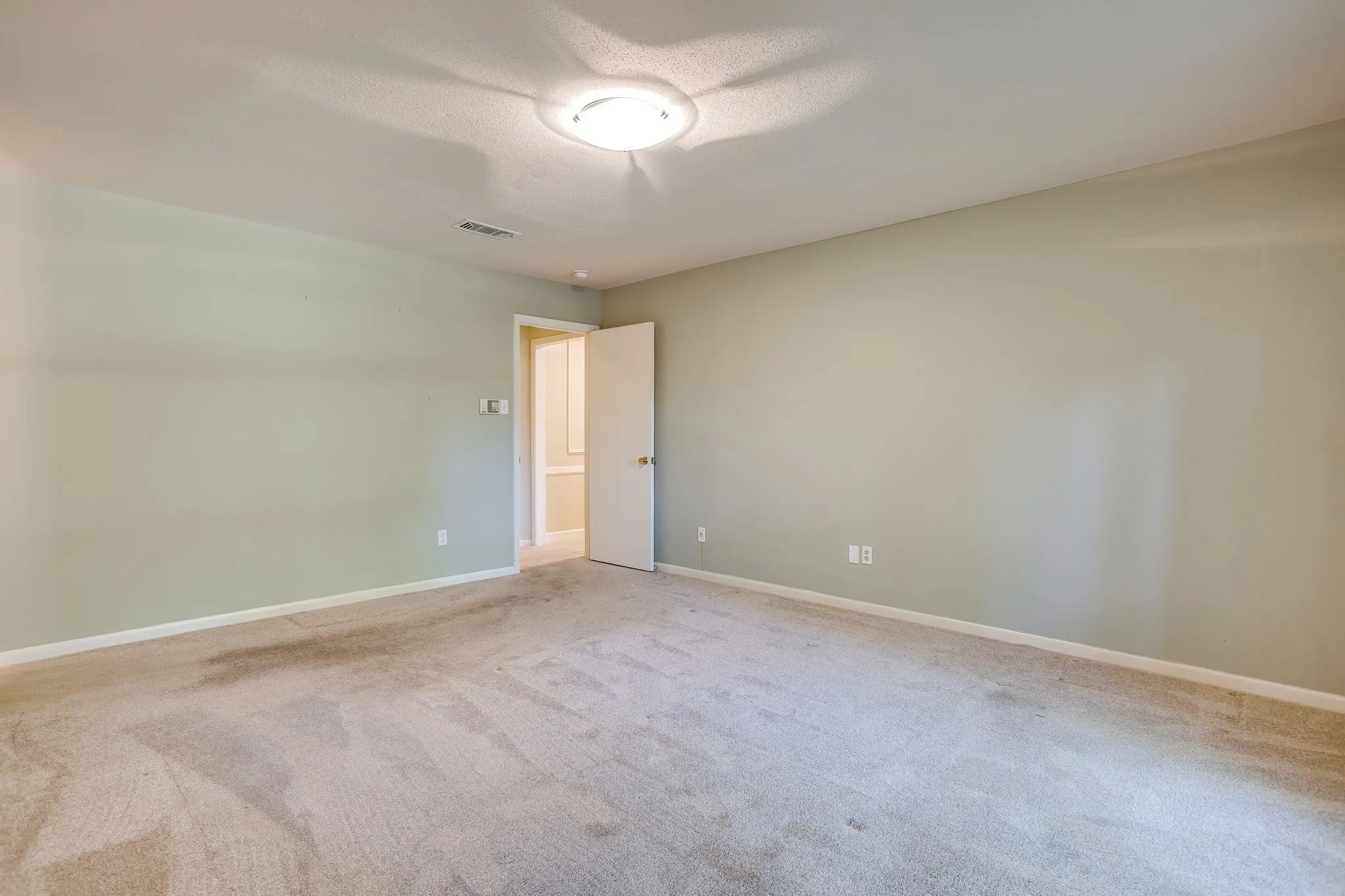 Single Family Residence For Sale in Tarrant County , 28 Bounty Road W, Benbrook, Texas 76132, 4 Bedroom, 4 Bathroom, 2 Garage spaces, 2,645 Sqft, built in 1970, mls#21380565, Real Estate Agent in Benbrook, Homes For Sale in Tarrant county, Homes For Sale in Benbrook, Realtor in Benbrook Texas, Real Estate Brokerage Independent Realty Texas, Luminita Cordes Realtor