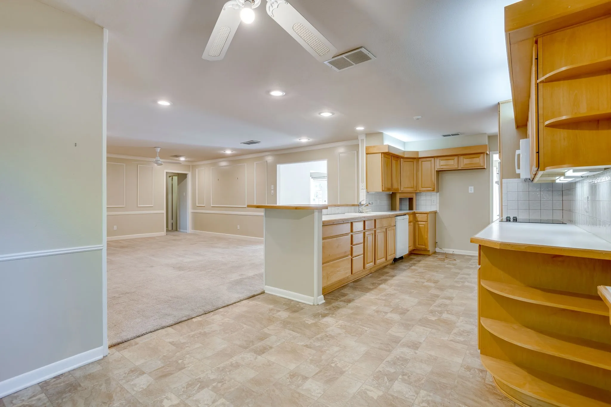 Single Family Residence For Sale in Tarrant County , 28 Bounty Road W, Benbrook, Texas 76132, 4 Bedroom, 4 Bathroom, 2 Garage spaces, 2,645 Sqft, built in 1970, mls#21380565, Real Estate Agent in Benbrook, Homes For Sale in Tarrant county, Homes For Sale in Benbrook, Realtor in Benbrook Texas, Real Estate Brokerage Independent Realty Texas, Luminita Cordes Realtor