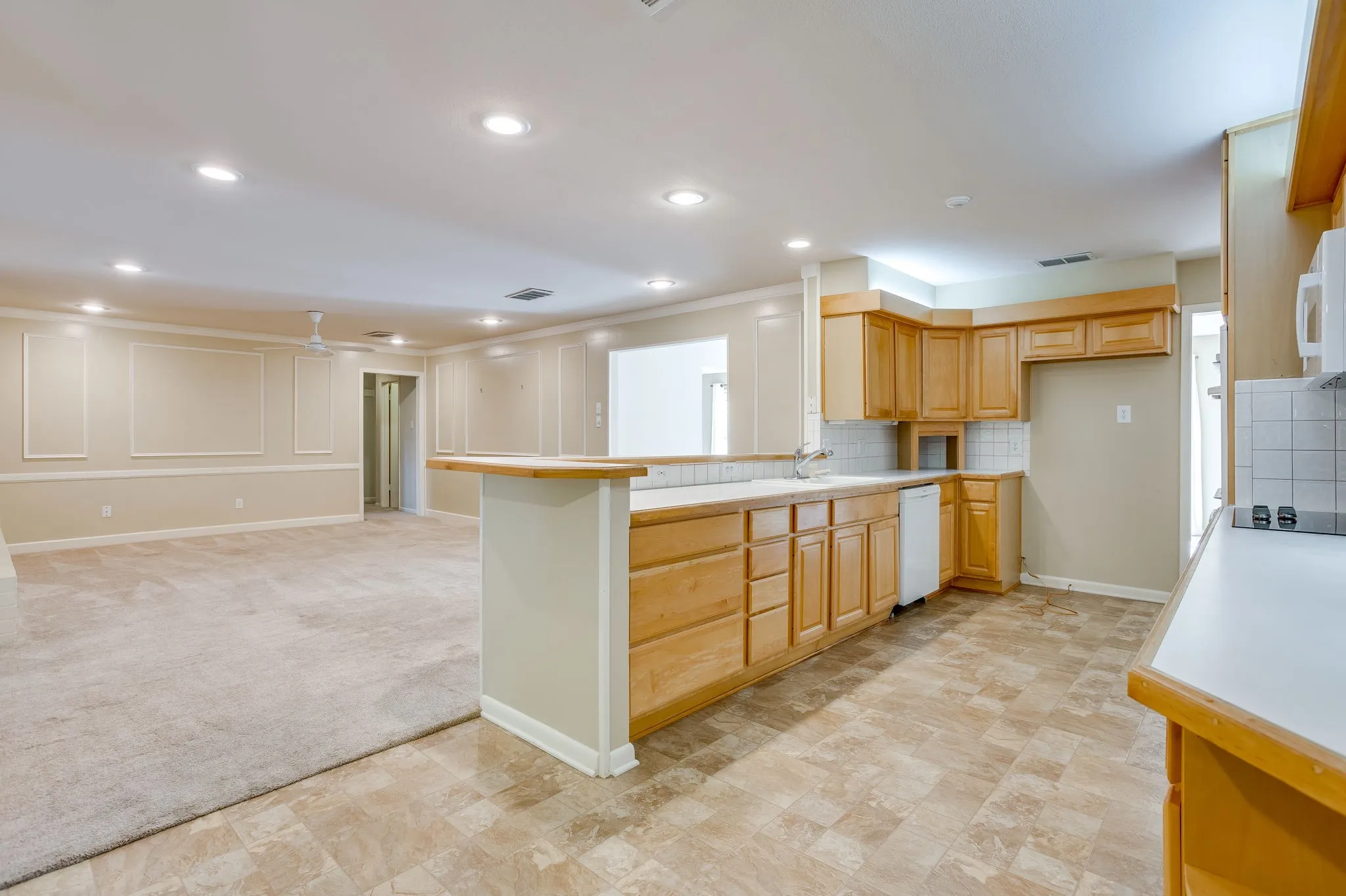 Single Family Residence For Sale in Tarrant County , 28 Bounty Road W, Benbrook, Texas 76132, 4 Bedroom, 4 Bathroom, 2 Garage spaces, 2,645 Sqft, built in 1970, mls#21380565, Real Estate Agent in Benbrook, Homes For Sale in Tarrant county, Homes For Sale in Benbrook, Realtor in Benbrook Texas, Real Estate Brokerage Independent Realty Texas, Luminita Cordes Realtor