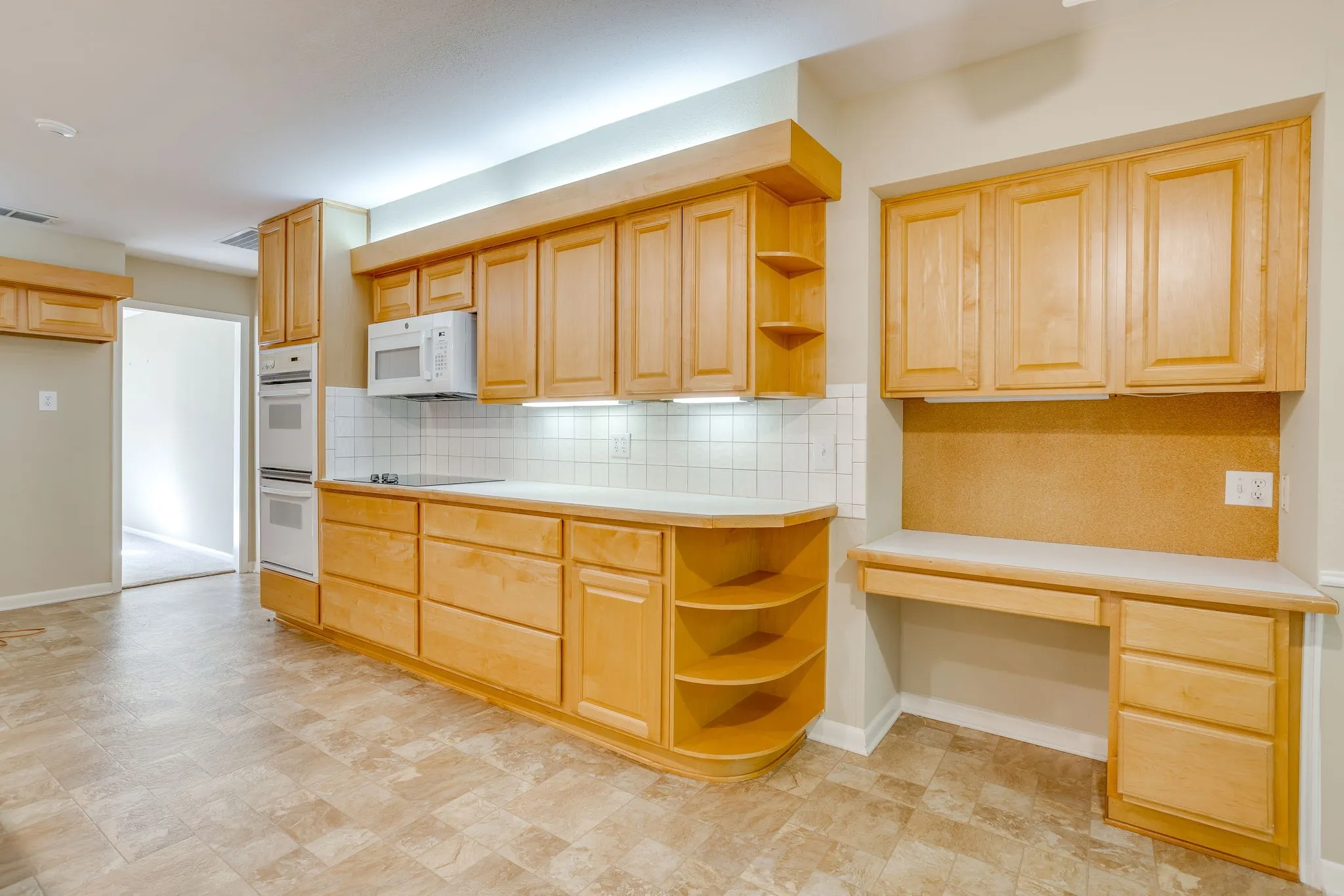 Single Family Residence For Sale in Tarrant County , 28 Bounty Road W, Benbrook, Texas 76132, 4 Bedroom, 4 Bathroom, 2 Garage spaces, 2,645 Sqft, built in 1970, mls#21380565, Real Estate Agent in Benbrook, Homes For Sale in Tarrant county, Homes For Sale in Benbrook, Realtor in Benbrook Texas, Real Estate Brokerage Independent Realty Texas, Luminita Cordes Realtor
