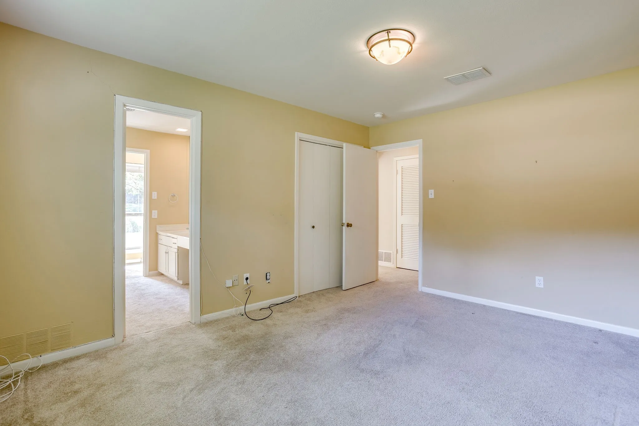 Single Family Residence For Sale in Tarrant County , 28 Bounty Road W, Benbrook, Texas 76132, 4 Bedroom, 4 Bathroom, 2 Garage spaces, 2,645 Sqft, built in 1970, mls#21380565, Real Estate Agent in Benbrook, Homes For Sale in Tarrant county, Homes For Sale in Benbrook, Realtor in Benbrook Texas, Real Estate Brokerage Independent Realty Texas, Luminita Cordes Realtor