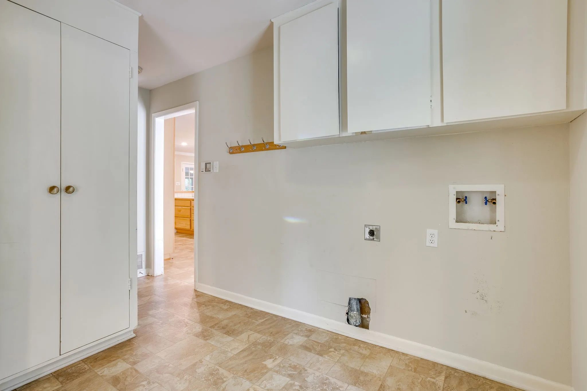 Single Family Residence For Sale in Tarrant County , 28 Bounty Road W, Benbrook, Texas 76132, 4 Bedroom, 4 Bathroom, 2 Garage spaces, 2,645 Sqft, built in 1970, mls#21380565, Real Estate Agent in Benbrook, Homes For Sale in Tarrant county, Homes For Sale in Benbrook, Realtor in Benbrook Texas, Real Estate Brokerage Independent Realty Texas, Luminita Cordes Realtor