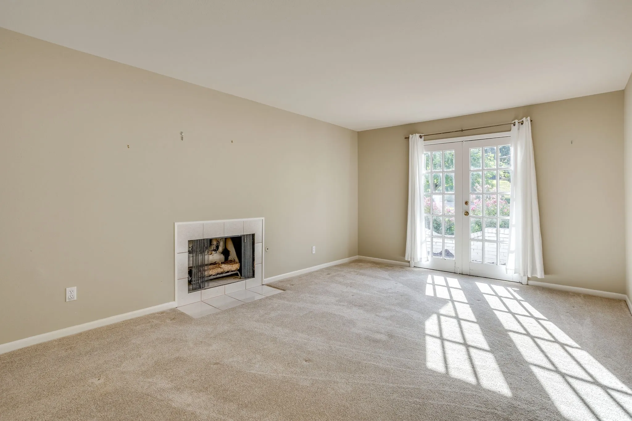 Single Family Residence For Sale in Tarrant County , 28 Bounty Road W, Benbrook, Texas 76132, 4 Bedroom, 4 Bathroom, 2 Garage spaces, 2,645 Sqft, built in 1970, mls#21380565, Real Estate Agent in Benbrook, Homes For Sale in Tarrant county, Homes For Sale in Benbrook, Realtor in Benbrook Texas, Real Estate Brokerage Independent Realty Texas, Luminita Cordes Realtor