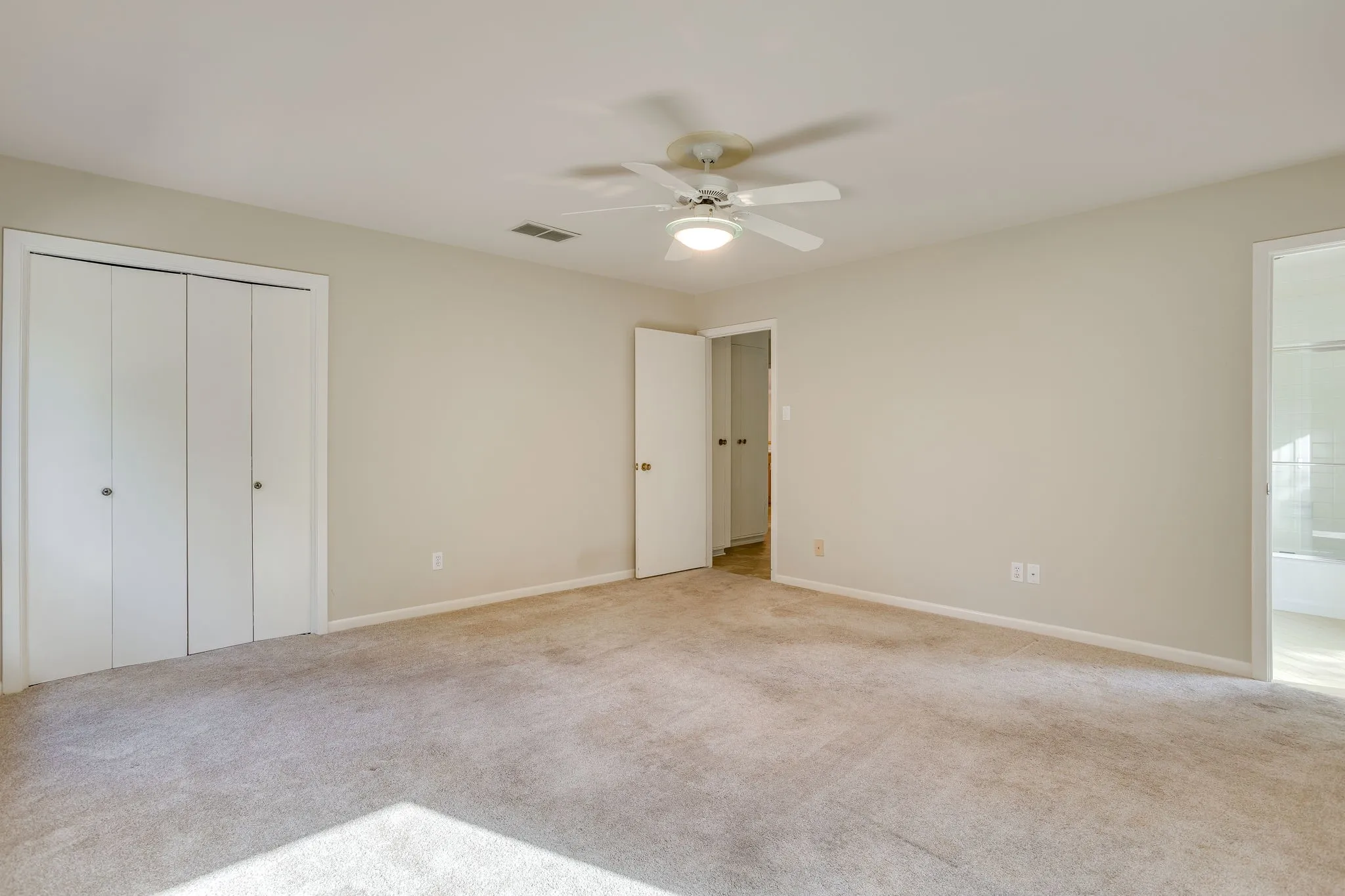 Single Family Residence For Sale in Tarrant County , 28 Bounty Road W, Benbrook, Texas 76132, 4 Bedroom, 4 Bathroom, 2 Garage spaces, 2,645 Sqft, built in 1970, mls#21380565, Real Estate Agent in Benbrook, Homes For Sale in Tarrant county, Homes For Sale in Benbrook, Realtor in Benbrook Texas, Real Estate Brokerage Independent Realty Texas, Luminita Cordes Realtor