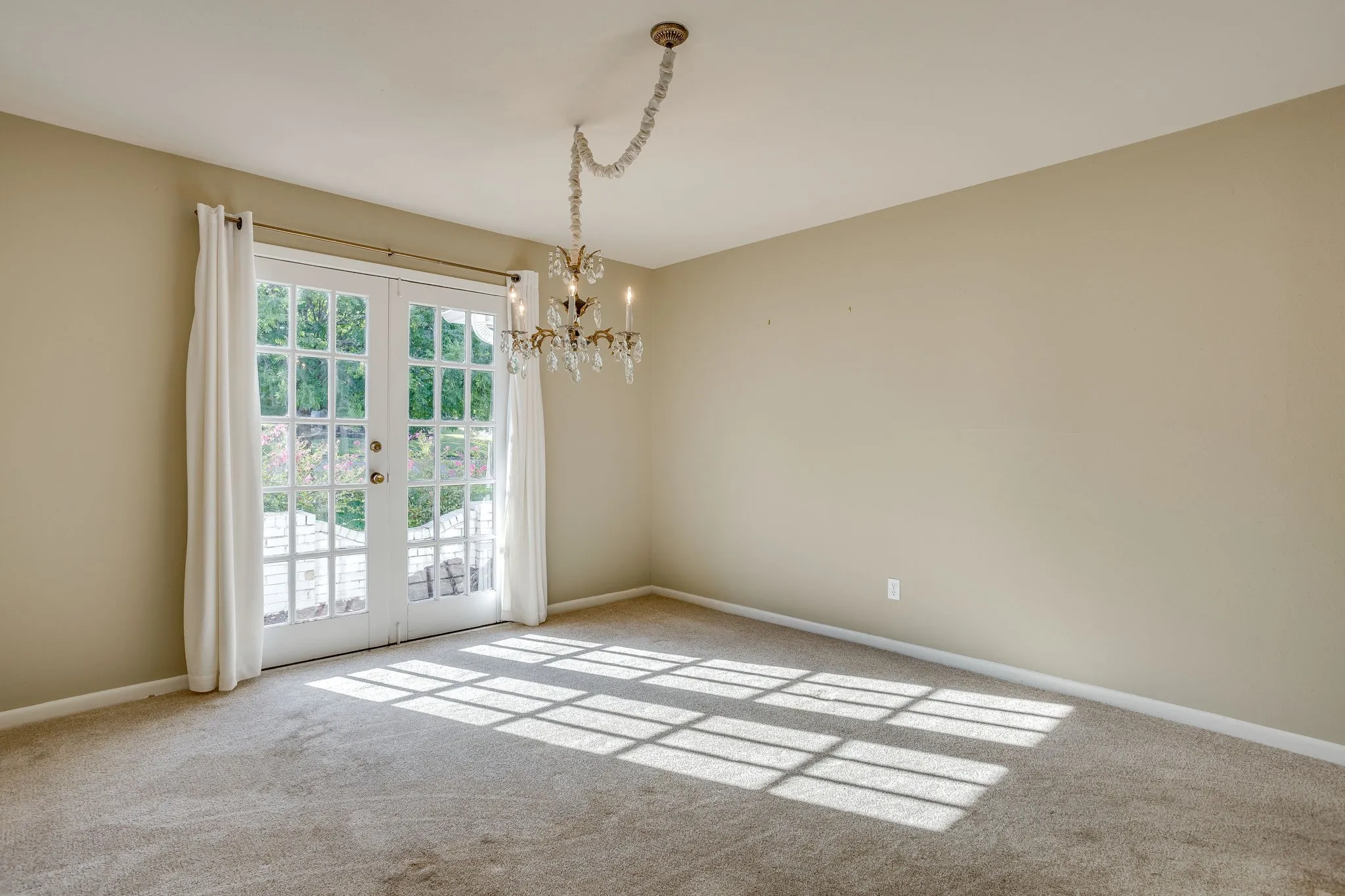 Single Family Residence For Sale in Tarrant County , 28 Bounty Road W, Benbrook, Texas 76132, 4 Bedroom, 4 Bathroom, 2 Garage spaces, 2,645 Sqft, built in 1970, mls#21380565, Real Estate Agent in Benbrook, Homes For Sale in Tarrant county, Homes For Sale in Benbrook, Realtor in Benbrook Texas, Real Estate Brokerage Independent Realty Texas, Luminita Cordes Realtor