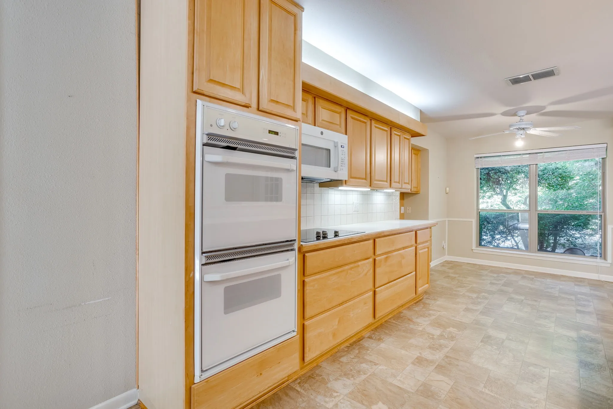 Single Family Residence For Sale in Tarrant County , 28 Bounty Road W, Benbrook, Texas 76132, 4 Bedroom, 4 Bathroom, 2 Garage spaces, 2,645 Sqft, built in 1970, mls#21380565, Real Estate Agent in Benbrook, Homes For Sale in Tarrant county, Homes For Sale in Benbrook, Realtor in Benbrook Texas, Real Estate Brokerage Independent Realty Texas, Luminita Cordes Realtor