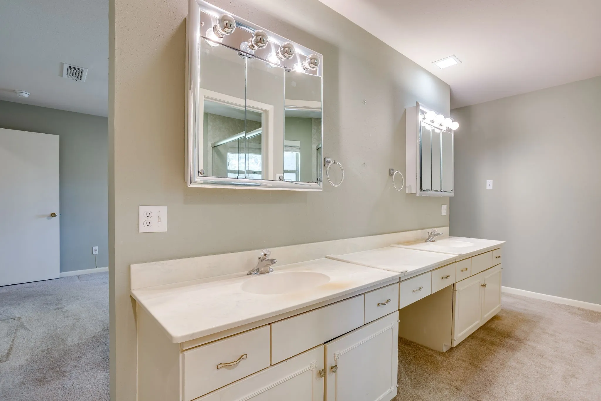 Single Family Residence For Sale in Tarrant County , 28 Bounty Road W, Benbrook, Texas 76132, 4 Bedroom, 4 Bathroom, 2 Garage spaces, 2,645 Sqft, built in 1970, mls#21380565, Real Estate Agent in Benbrook, Homes For Sale in Tarrant county, Homes For Sale in Benbrook, Realtor in Benbrook Texas, Real Estate Brokerage Independent Realty Texas, Luminita Cordes Realtor