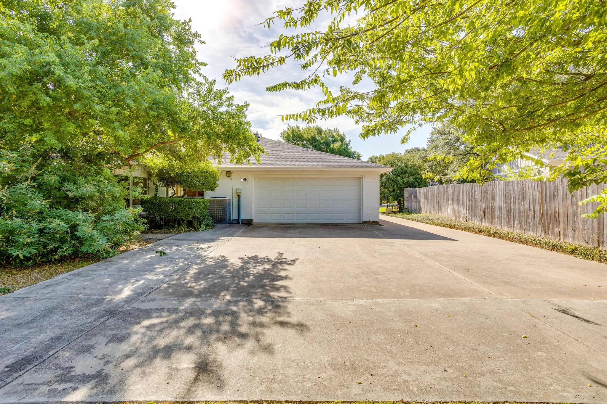 Single Family Residence For Sale in Tarrant County , 28 Bounty Road W, Benbrook, Texas 76132, 4 Bedroom, 4 Bathroom, 2 Garage spaces, 2,645 Sqft, built in 1970, mls#21380565, Real Estate Agent in Benbrook, Homes For Sale in Tarrant county, Homes For Sale in Benbrook, Realtor in Benbrook Texas, Real Estate Brokerage Independent Realty Texas, Luminita Cordes Realtor