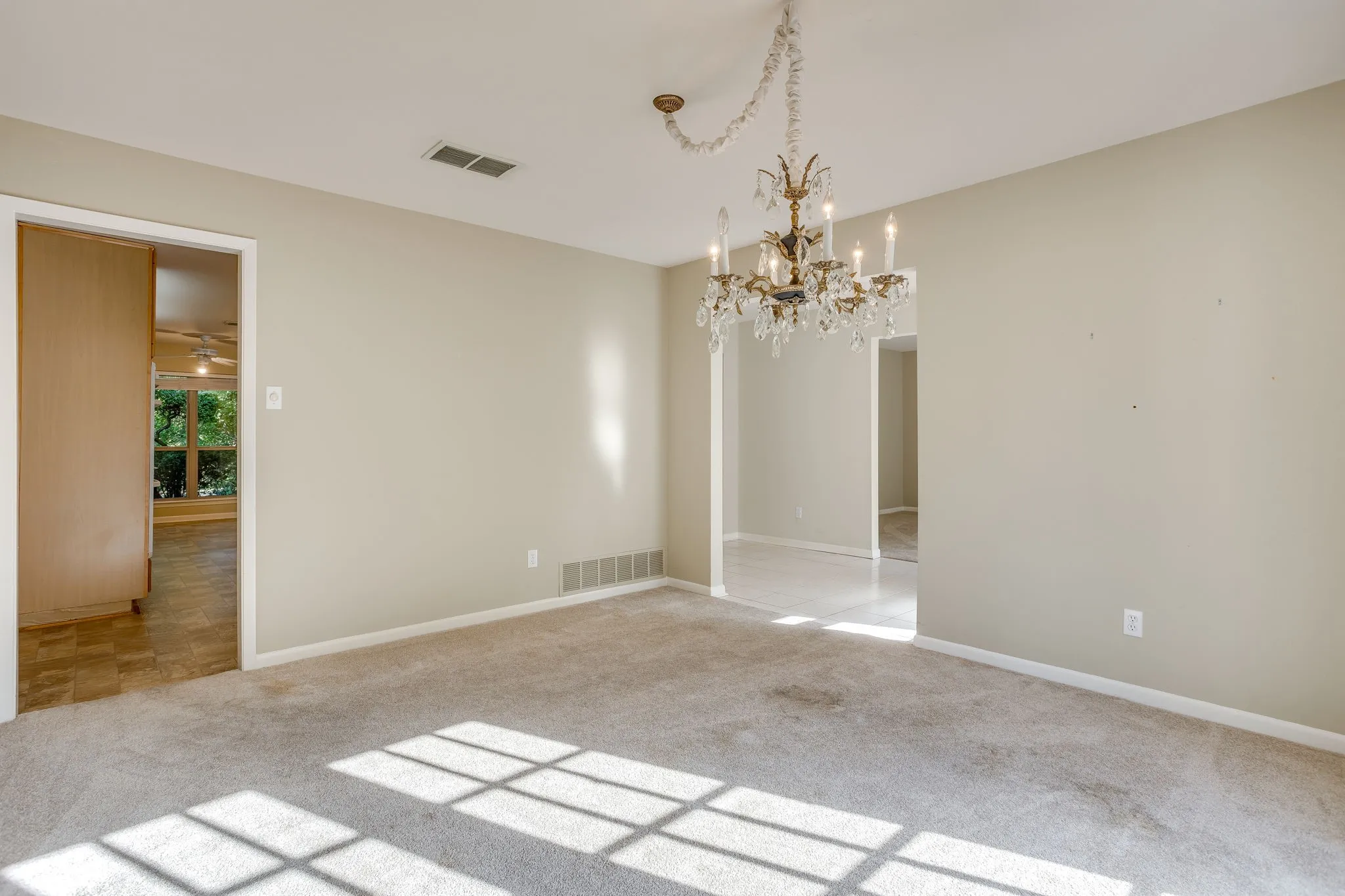 Single Family Residence For Sale in Tarrant County , 28 Bounty Road W, Benbrook, Texas 76132, 4 Bedroom, 4 Bathroom, 2 Garage spaces, 2,645 Sqft, built in 1970, mls#21380565, Real Estate Agent in Benbrook, Homes For Sale in Tarrant county, Homes For Sale in Benbrook, Realtor in Benbrook Texas, Real Estate Brokerage Independent Realty Texas, Luminita Cordes Realtor