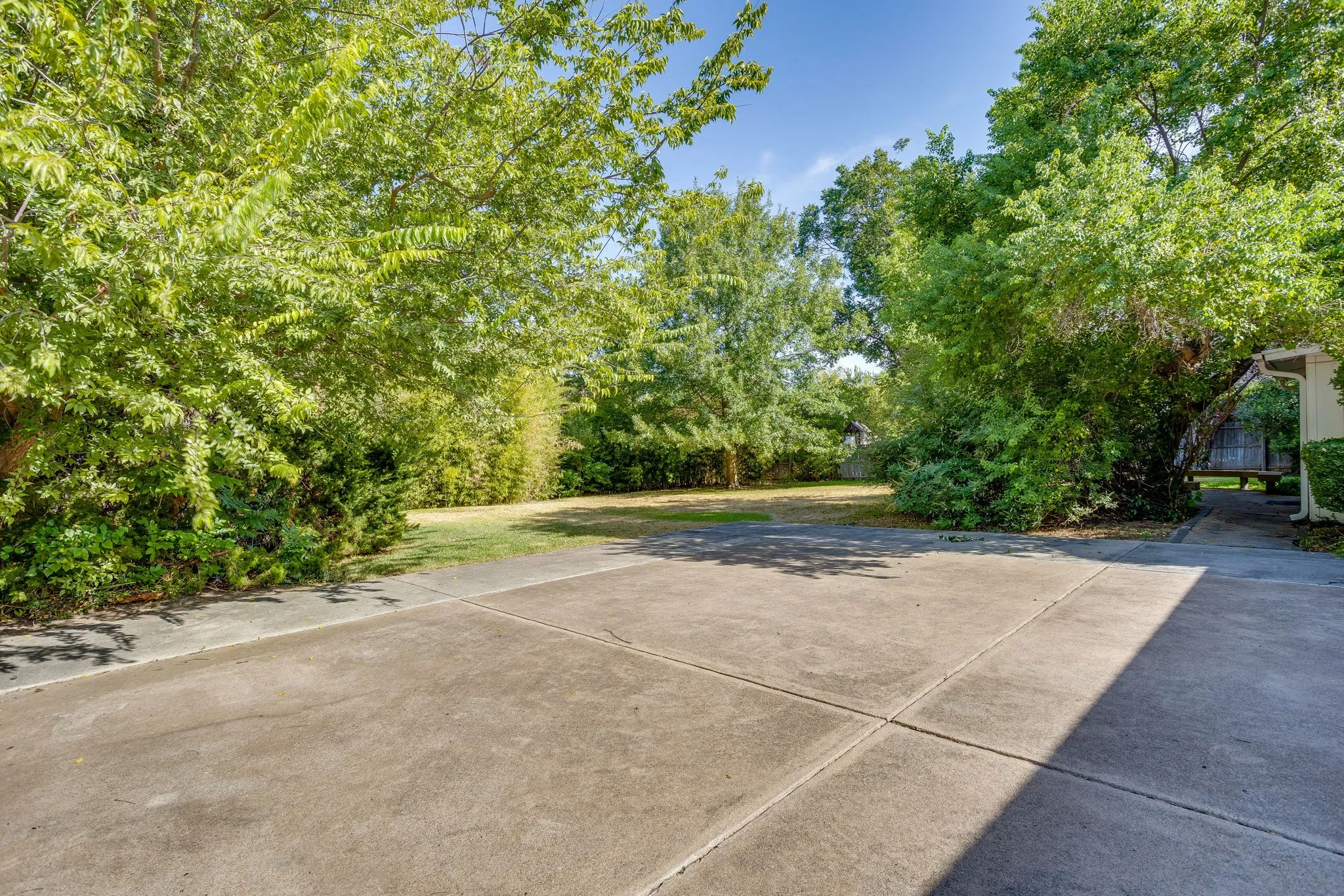 Single Family Residence For Sale in Tarrant County , 28 Bounty Road W, Benbrook, Texas 76132, 4 Bedroom, 4 Bathroom, 2 Garage spaces, 2,645 Sqft, built in 1970, mls#21380565, Real Estate Agent in Benbrook, Homes For Sale in Tarrant county, Homes For Sale in Benbrook, Realtor in Benbrook Texas, Real Estate Brokerage Independent Realty Texas, Luminita Cordes Realtor