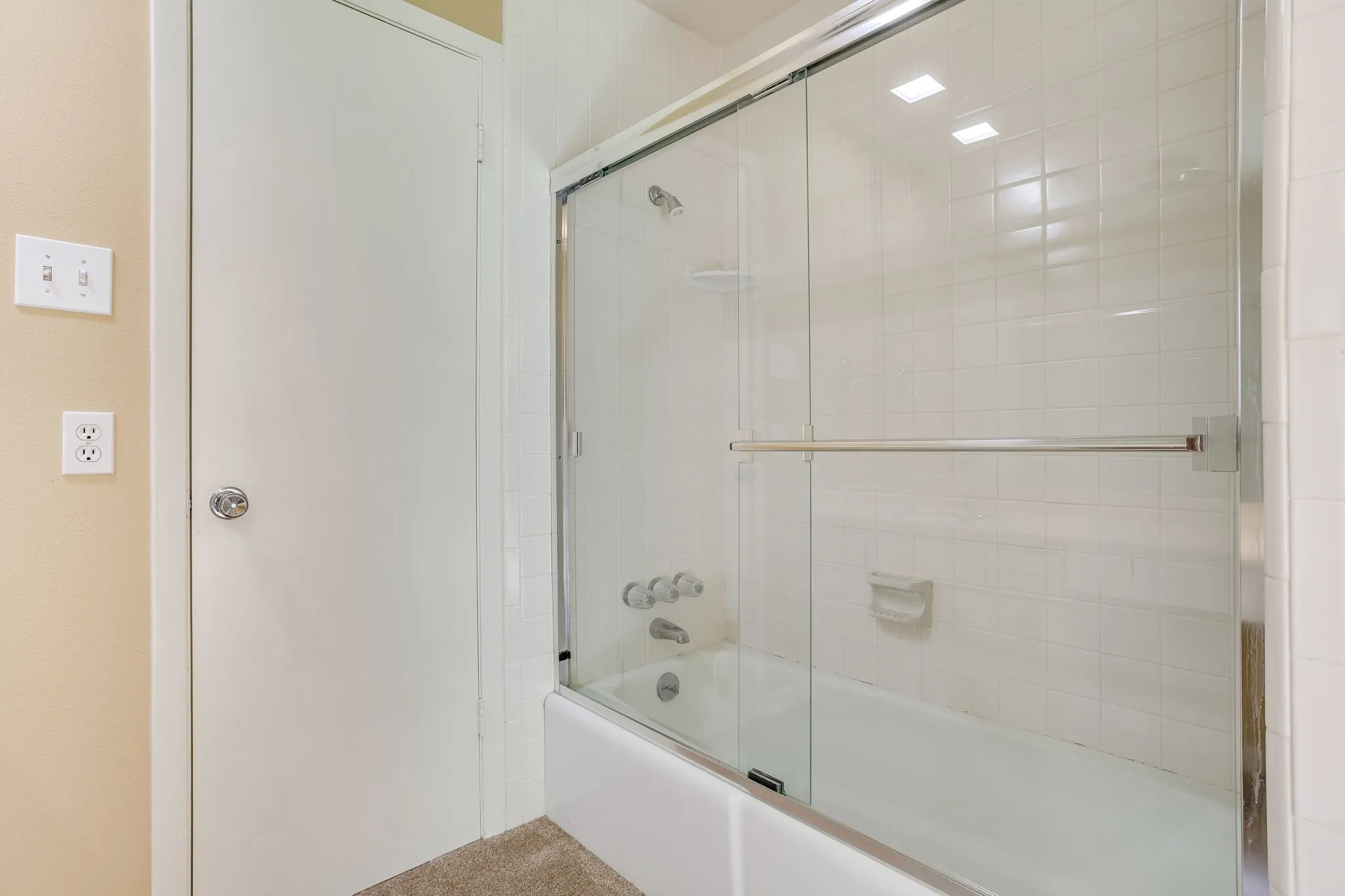 Single Family Residence For Sale in Tarrant County , 28 Bounty Road W, Benbrook, Texas 76132, 4 Bedroom, 4 Bathroom, 2 Garage spaces, 2,645 Sqft, built in 1970, mls#21380565, Real Estate Agent in Benbrook, Homes For Sale in Tarrant county, Homes For Sale in Benbrook, Realtor in Benbrook Texas, Real Estate Brokerage Independent Realty Texas, Luminita Cordes Realtor