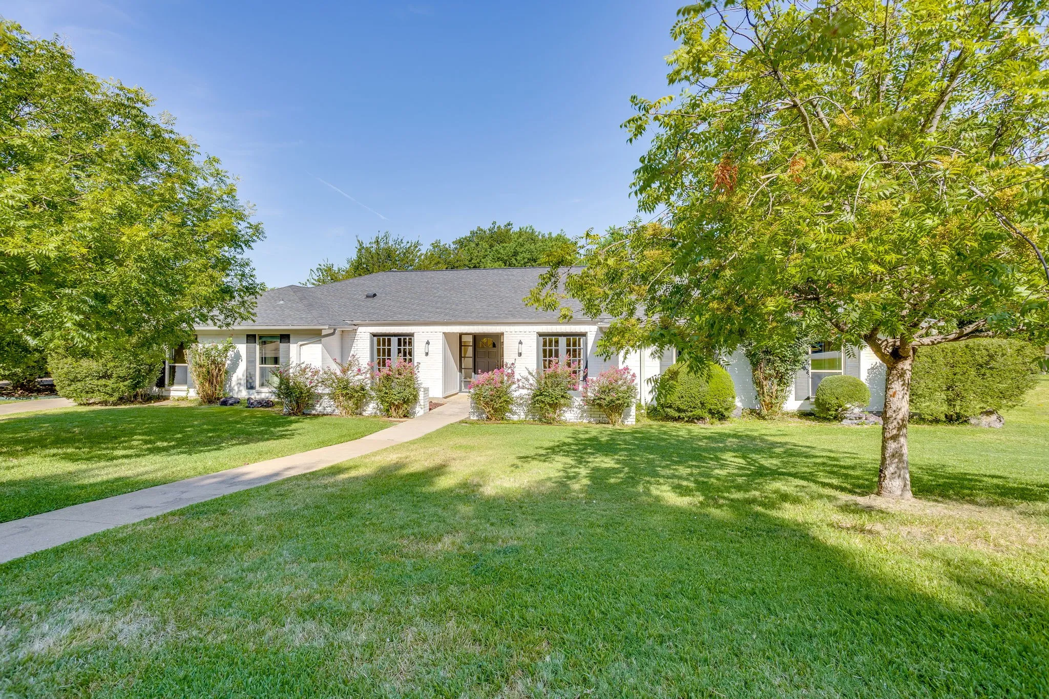 Single Family Residence For Sale in Tarrant County , 28 Bounty Road W, Benbrook, Texas 76132, 4 Bedroom, 4 Bathroom, 2 Garage spaces, 2,645 Sqft, built in 1970, mls#21380565, Real Estate Agent in Benbrook, Homes For Sale in Tarrant county, Homes For Sale in Benbrook, Realtor in Benbrook Texas, Real Estate Brokerage Independent Realty Texas, Luminita Cordes Realtor