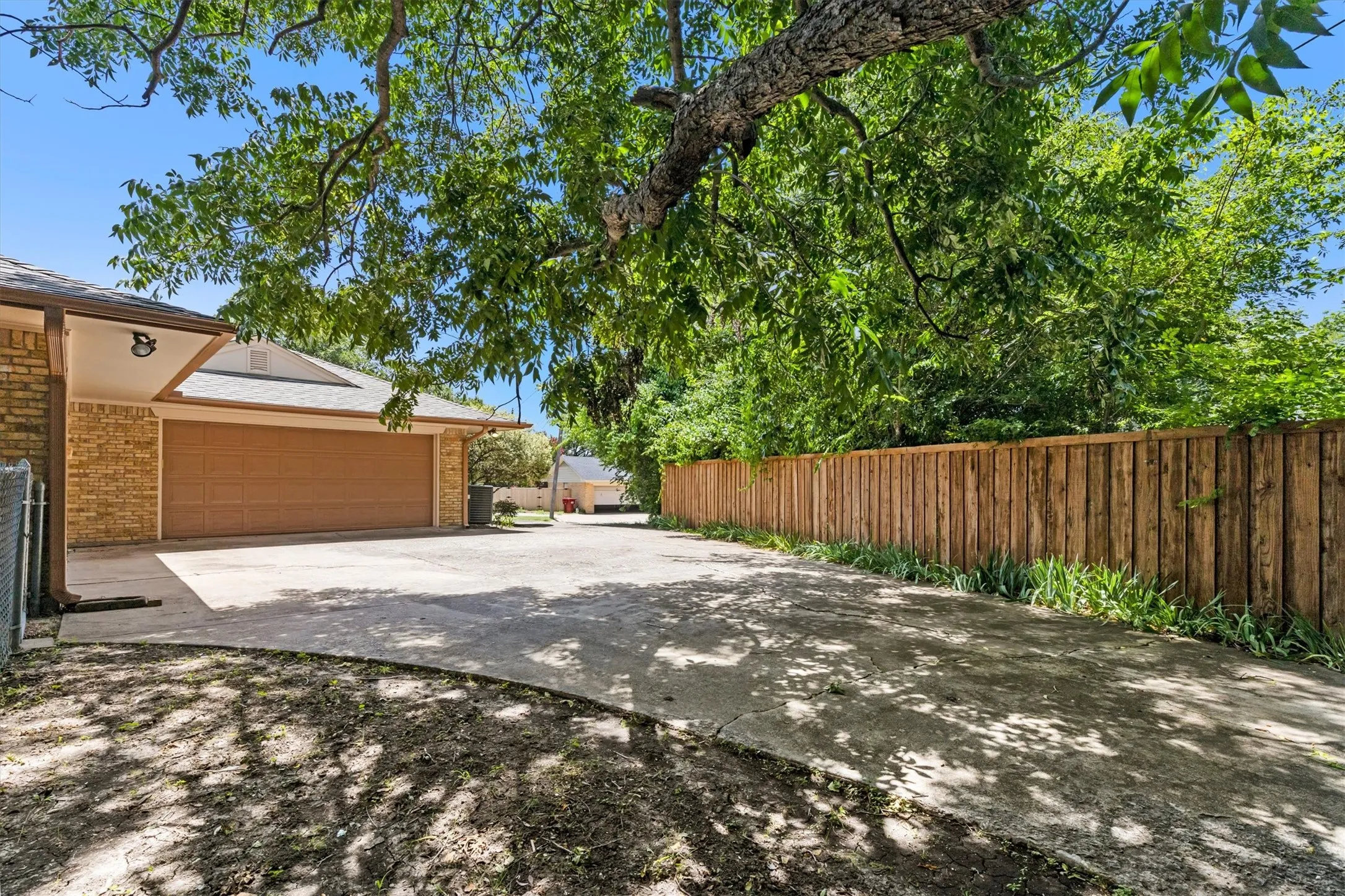 Single Family Residence For Sale in Collin County , 501 Jouette Street, Farmersville, Texas 75442, 4 Bedroom, 4 Bathroom, 2 Garage spaces, 2,996 Sqft, built in 1975, mls#21366334, Real Estate Agent in Farmersville, Homes For Sale in Collin county, Homes For Sale in Farmersville, Realtor in Farmersville Texas, Real Estate Brokerage Independent Realty Texas, Luminita Cordes Realtor