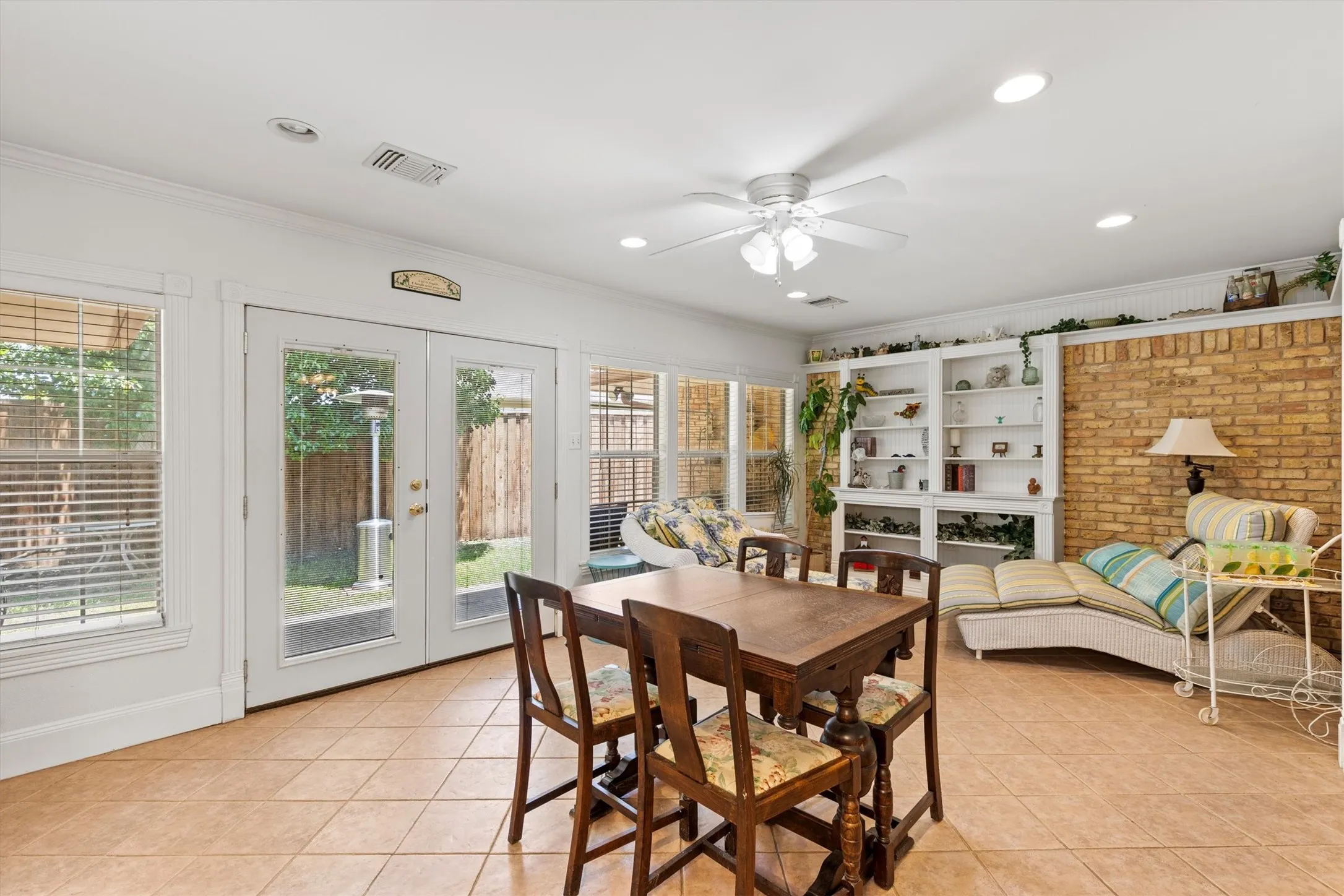Single Family Residence For Sale in Collin County , 501 Jouette Street, Farmersville, Texas 75442, 4 Bedroom, 4 Bathroom, 2 Garage spaces, 2,996 Sqft, built in 1975, mls#21366334, Real Estate Agent in Farmersville, Homes For Sale in Collin county, Homes For Sale in Farmersville, Realtor in Farmersville Texas, Real Estate Brokerage Independent Realty Texas, Luminita Cordes Realtor