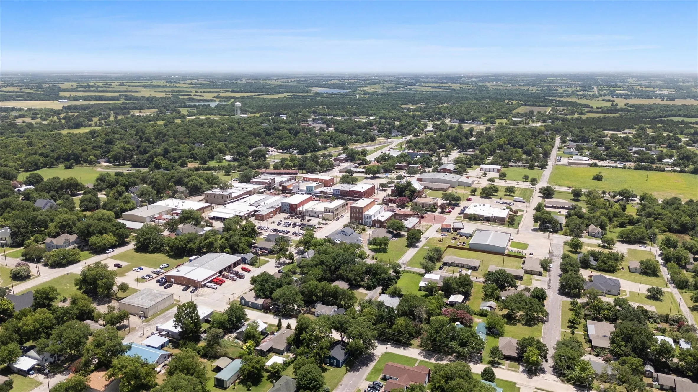 Single Family Residence For Sale in Collin County , 501 Jouette Street, Farmersville, Texas 75442, 4 Bedroom, 4 Bathroom, 2 Garage spaces, 2,996 Sqft, built in 1975, mls#21366334, Real Estate Agent in Farmersville, Homes For Sale in Collin county, Homes For Sale in Farmersville, Realtor in Farmersville Texas, Real Estate Brokerage Independent Realty Texas, Luminita Cordes Realtor