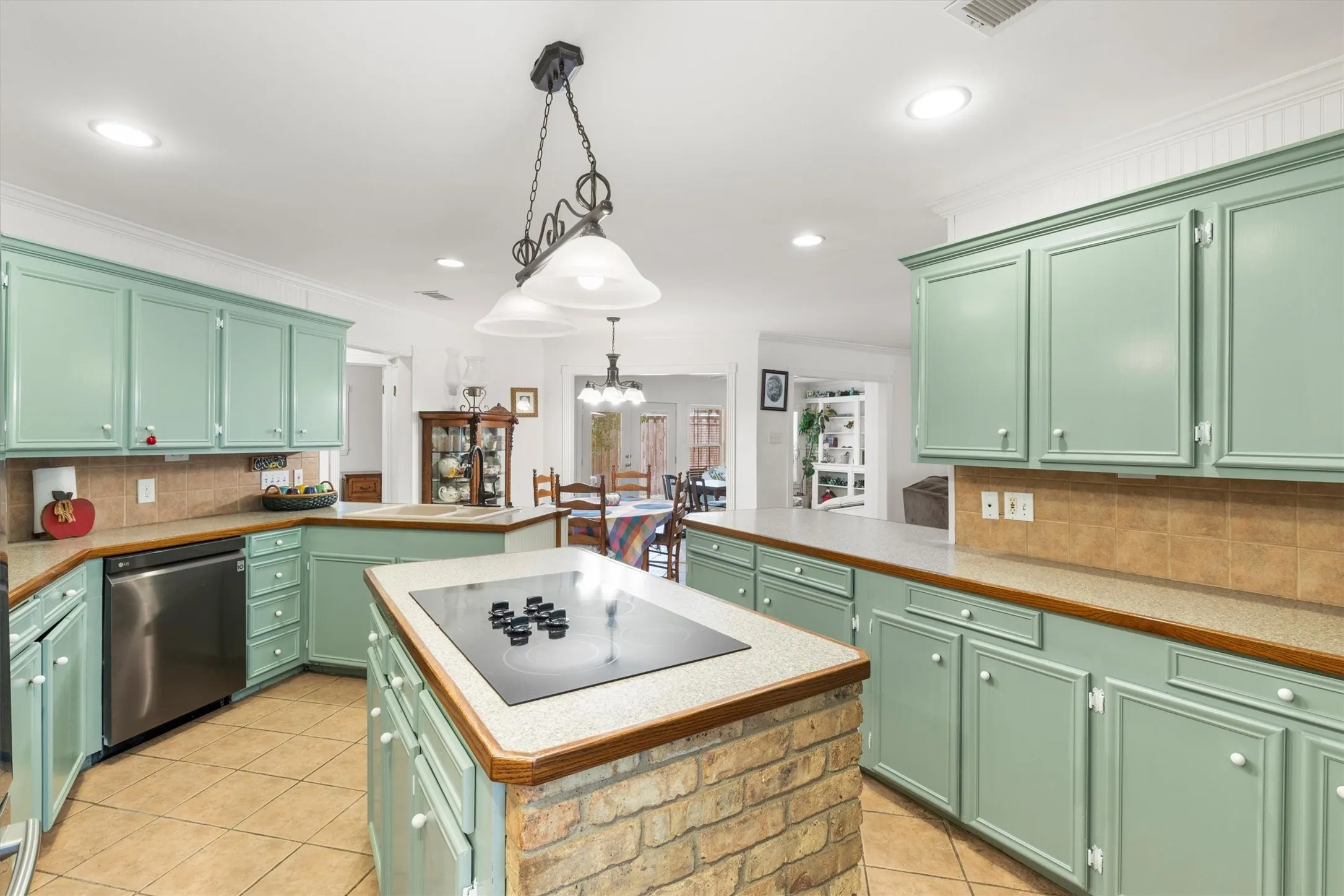 Single Family Residence For Sale in Collin County , 501 Jouette Street, Farmersville, Texas 75442, 4 Bedroom, 4 Bathroom, 2 Garage spaces, 2,996 Sqft, built in 1975, mls#21366334, Real Estate Agent in Farmersville, Homes For Sale in Collin county, Homes For Sale in Farmersville, Realtor in Farmersville Texas, Real Estate Brokerage Independent Realty Texas, Luminita Cordes Realtor