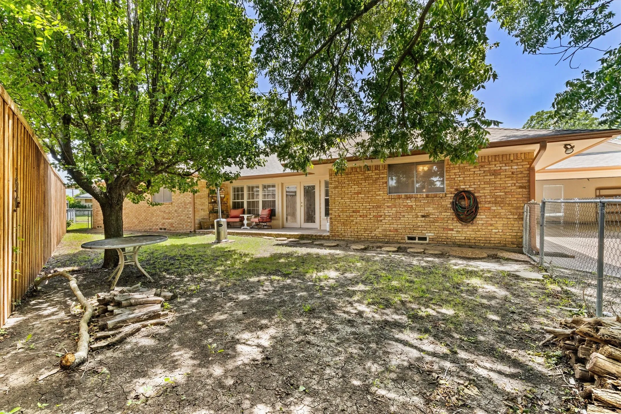 Single Family Residence For Sale in Collin County , 501 Jouette Street, Farmersville, Texas 75442, 4 Bedroom, 4 Bathroom, 2 Garage spaces, 2,996 Sqft, built in 1975, mls#21366334, Real Estate Agent in Farmersville, Homes For Sale in Collin county, Homes For Sale in Farmersville, Realtor in Farmersville Texas, Real Estate Brokerage Independent Realty Texas, Luminita Cordes Realtor