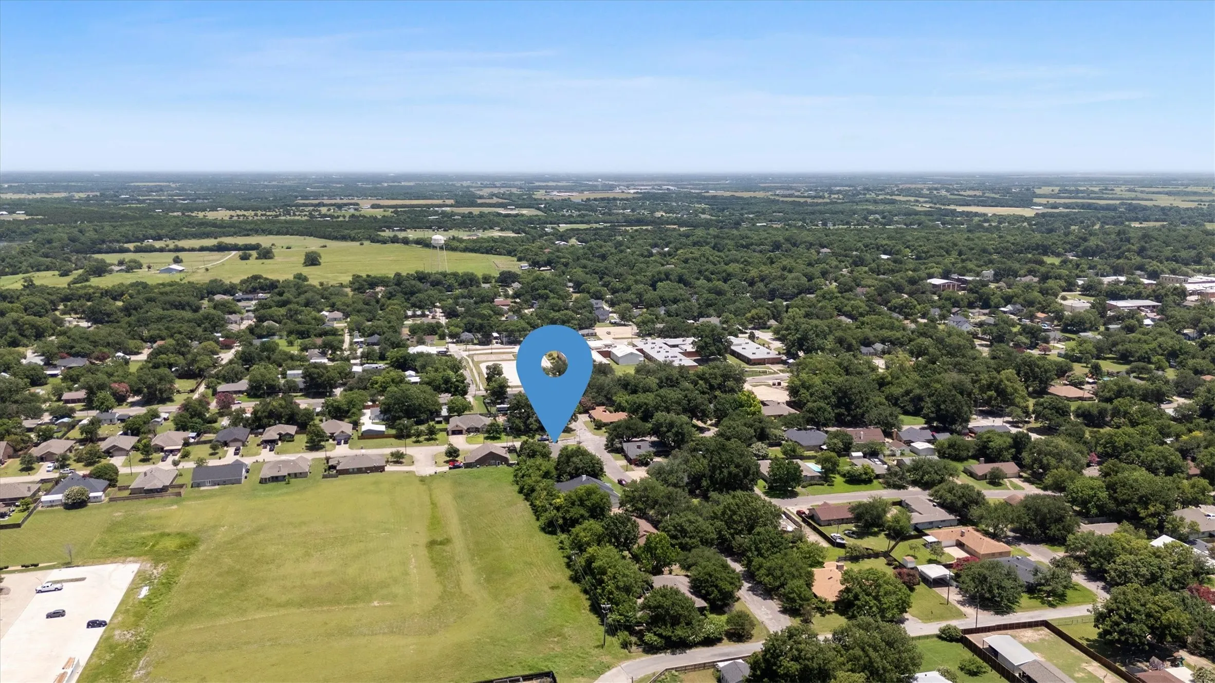 Single Family Residence For Sale in Collin County , 501 Jouette Street, Farmersville, Texas 75442, 4 Bedroom, 4 Bathroom, 2 Garage spaces, 2,996 Sqft, built in 1975, mls#21366334, Real Estate Agent in Farmersville, Homes For Sale in Collin county, Homes For Sale in Farmersville, Realtor in Farmersville Texas, Real Estate Brokerage Independent Realty Texas, Luminita Cordes Realtor
