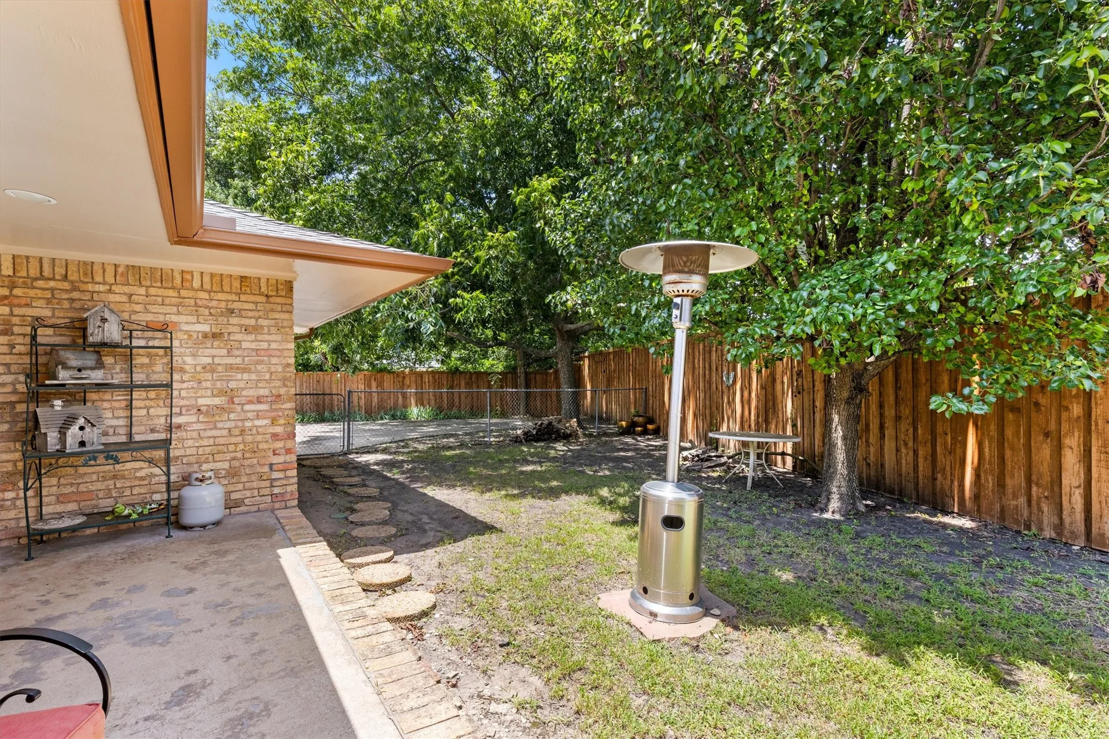 Single Family Residence For Sale in Collin County , 501 Jouette Street, Farmersville, Texas 75442, 4 Bedroom, 4 Bathroom, 2 Garage spaces, 2,996 Sqft, built in 1975, mls#21366334, Real Estate Agent in Farmersville, Homes For Sale in Collin county, Homes For Sale in Farmersville, Realtor in Farmersville Texas, Real Estate Brokerage Independent Realty Texas, Luminita Cordes Realtor