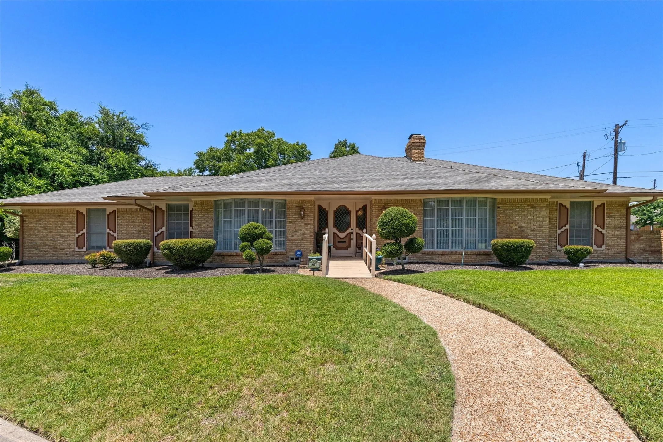 Single Family Residence For Sale in Collin County , 501 Jouette Street, Farmersville, Texas 75442, 4 Bedroom, 4 Bathroom, 2 Garage spaces, 2,996 Sqft, built in 1975, mls#21366334, Real Estate Agent in Farmersville, Homes For Sale in Collin county, Homes For Sale in Farmersville, Realtor in Farmersville Texas, Real Estate Brokerage Independent Realty Texas, Luminita Cordes Realtor
