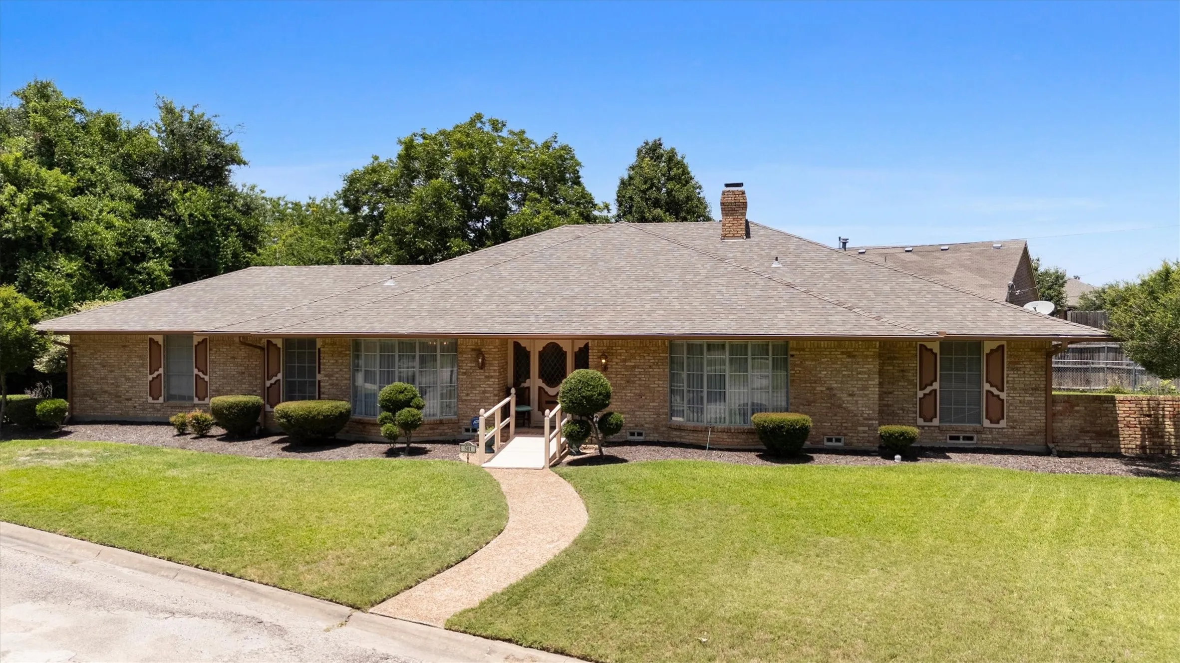 Single Family Residence For Sale in Collin County , 501 Jouette Street, Farmersville, Texas 75442, 4 Bedroom, 4 Bathroom, 2 Garage spaces, 2,996 Sqft, built in 1975, mls#21366334, Real Estate Agent in Farmersville, Homes For Sale in Collin county, Homes For Sale in Farmersville, Realtor in Farmersville Texas, Real Estate Brokerage Independent Realty Texas, Luminita Cordes Realtor